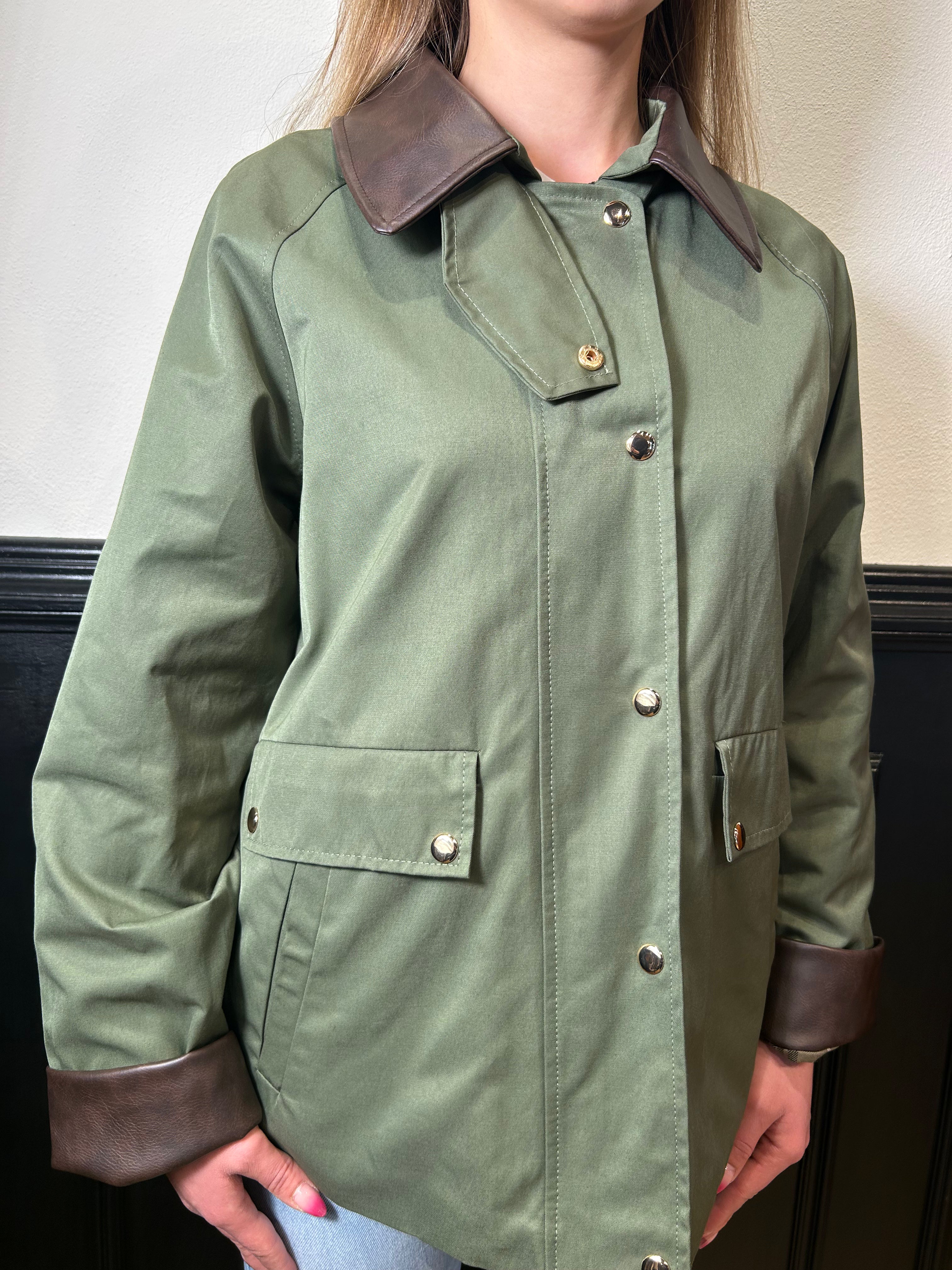 Trench corto con dettagli ecopelle