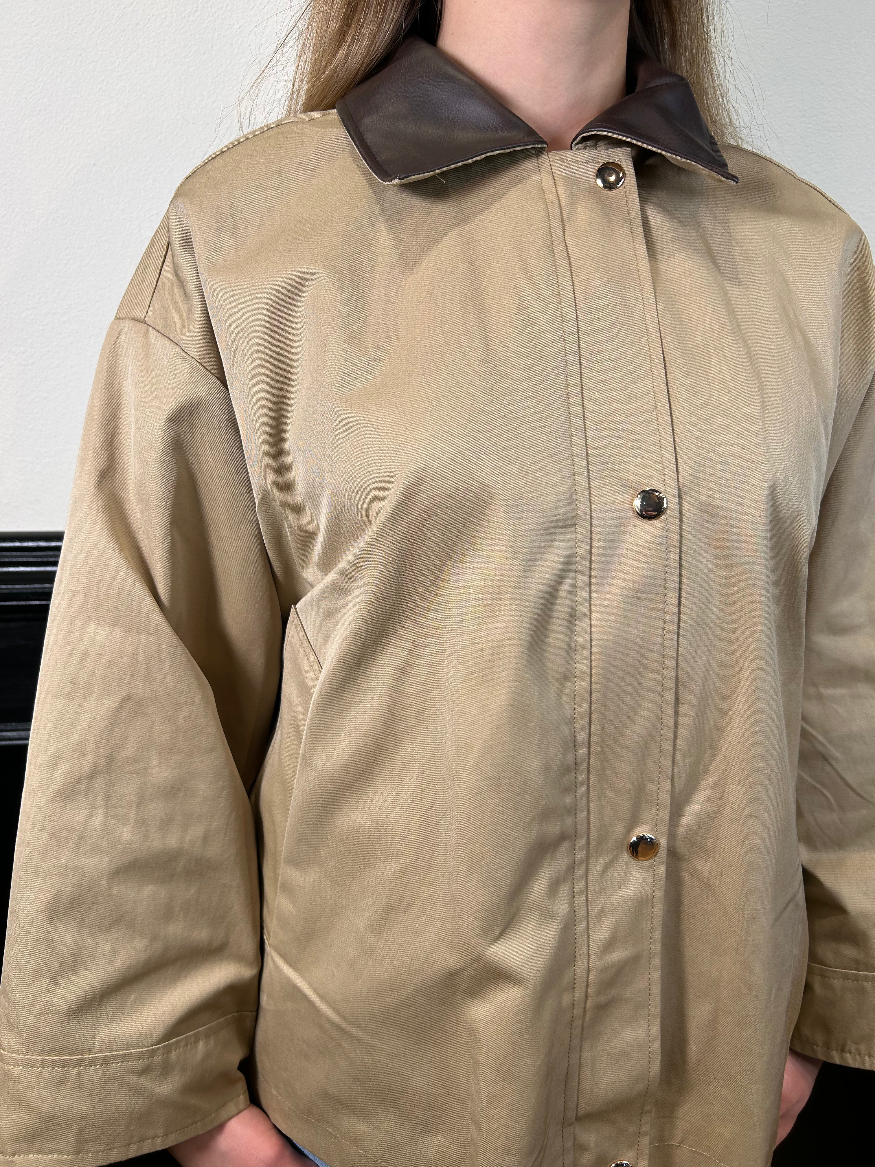 Trench dettaglio colletto ecopelle