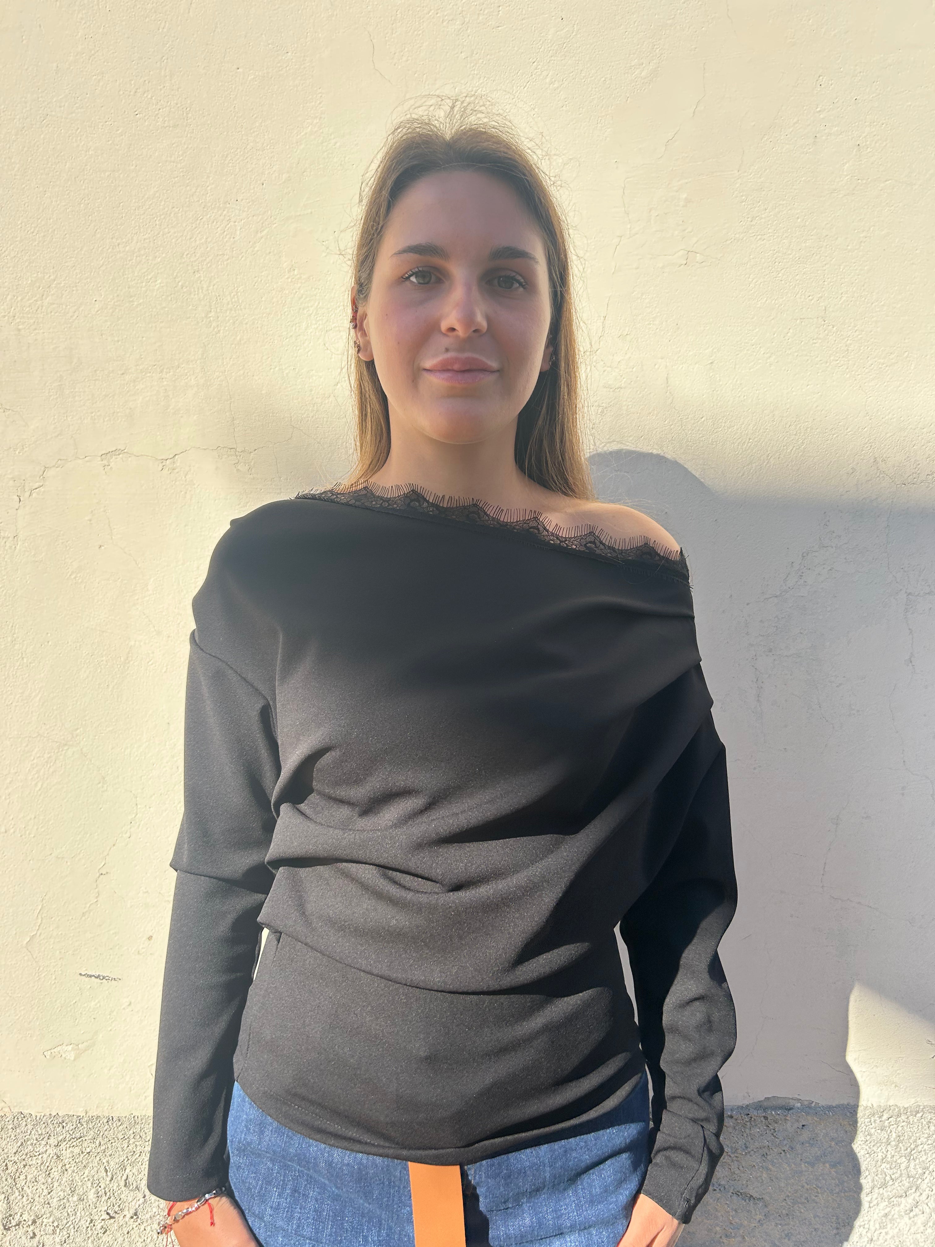Maglia spalla scoperta con pizzo