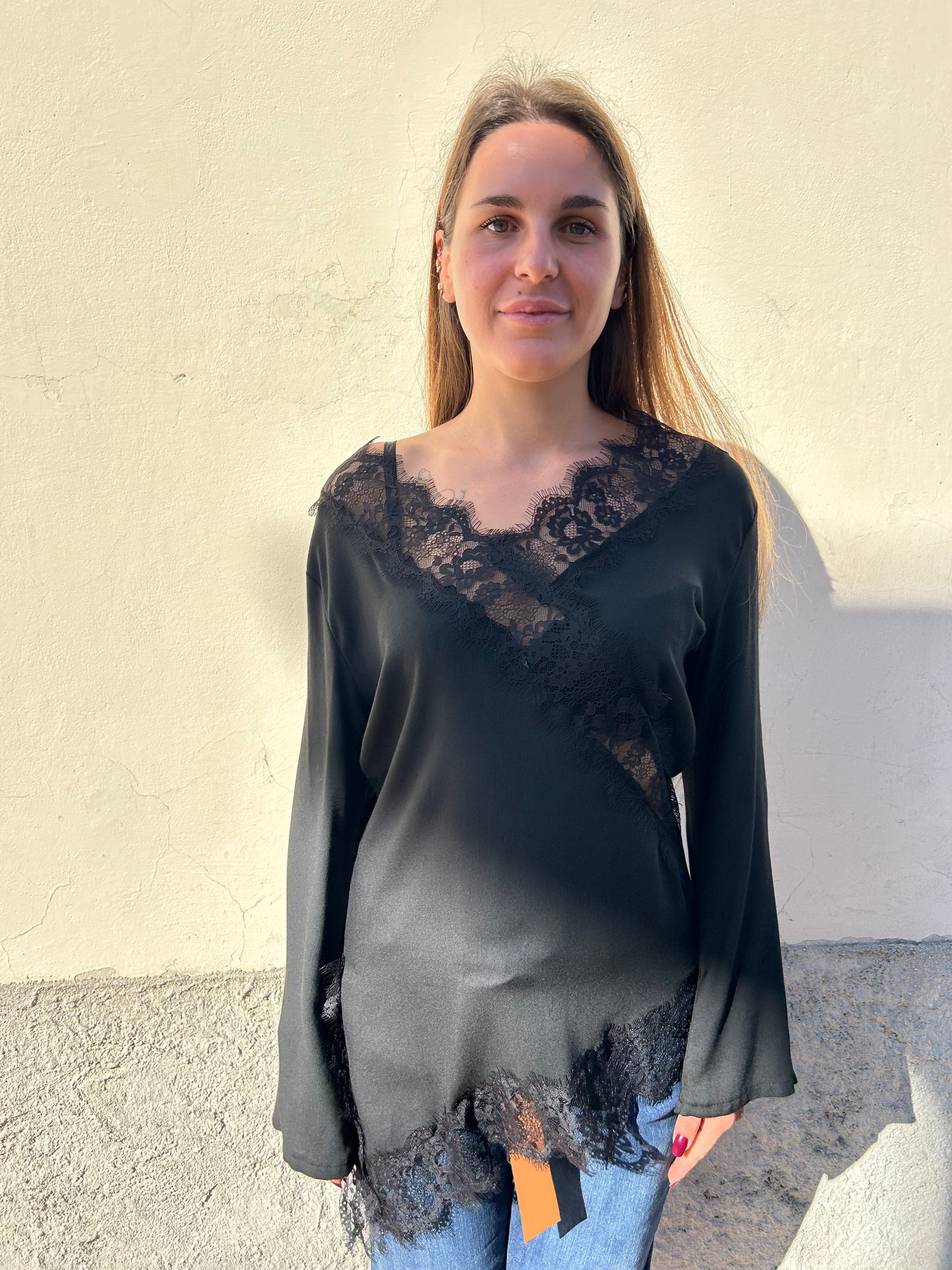 Maglia asimmetrica con pizzo