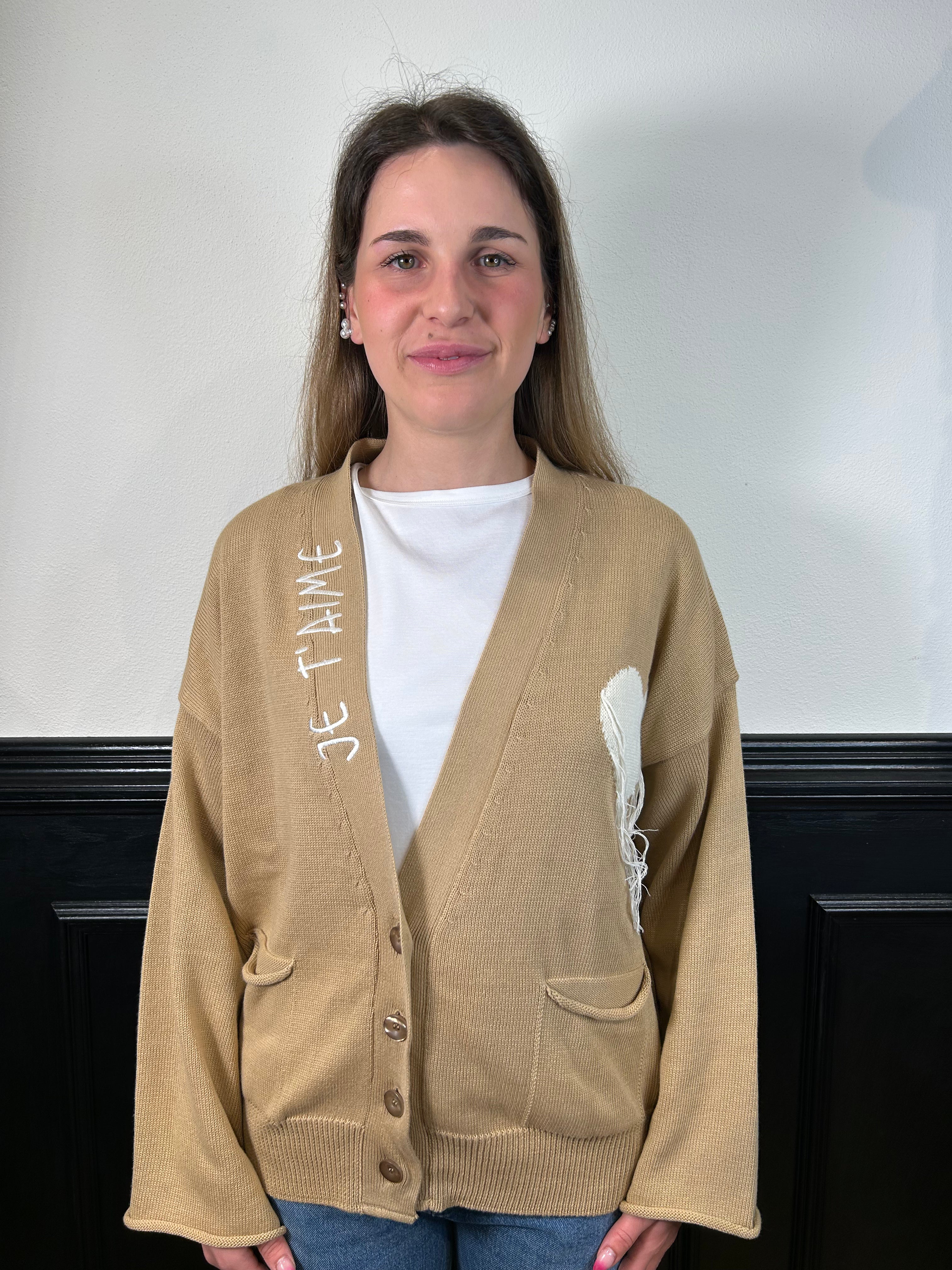 Cardigan cammello ricamato  je t'aime con cuore panna