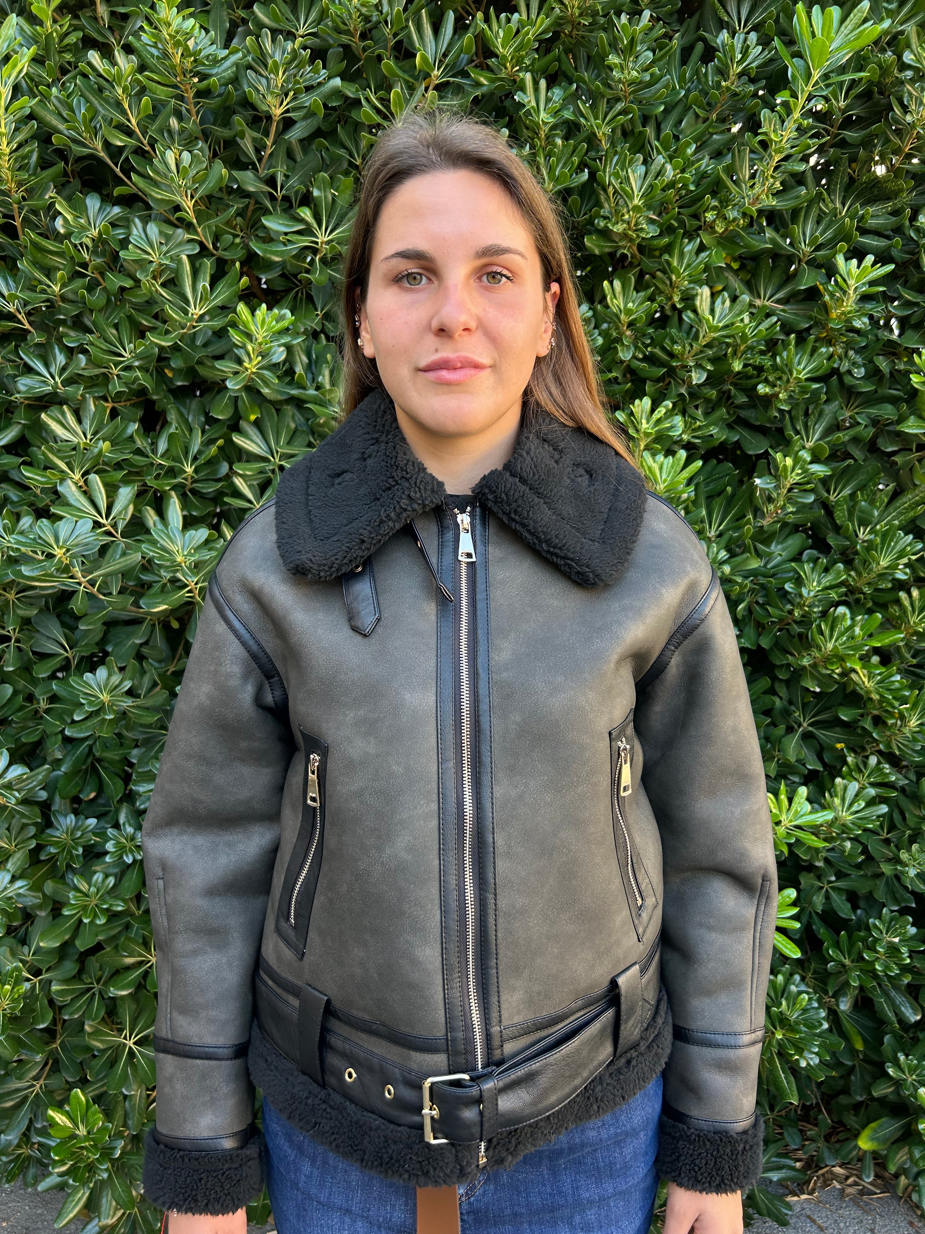 Montone con bordi in ecopelle