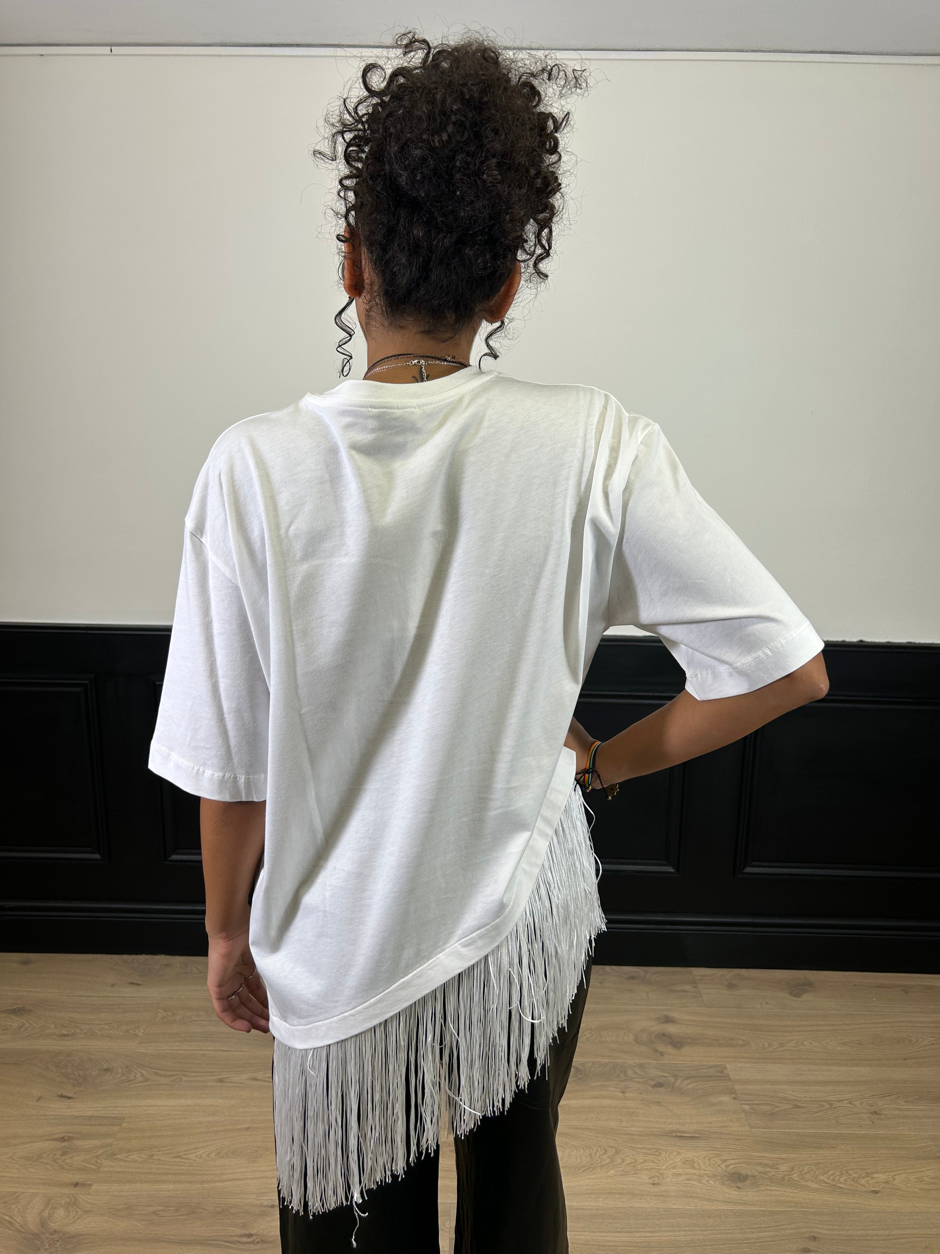 T-shirt trasversale con frange