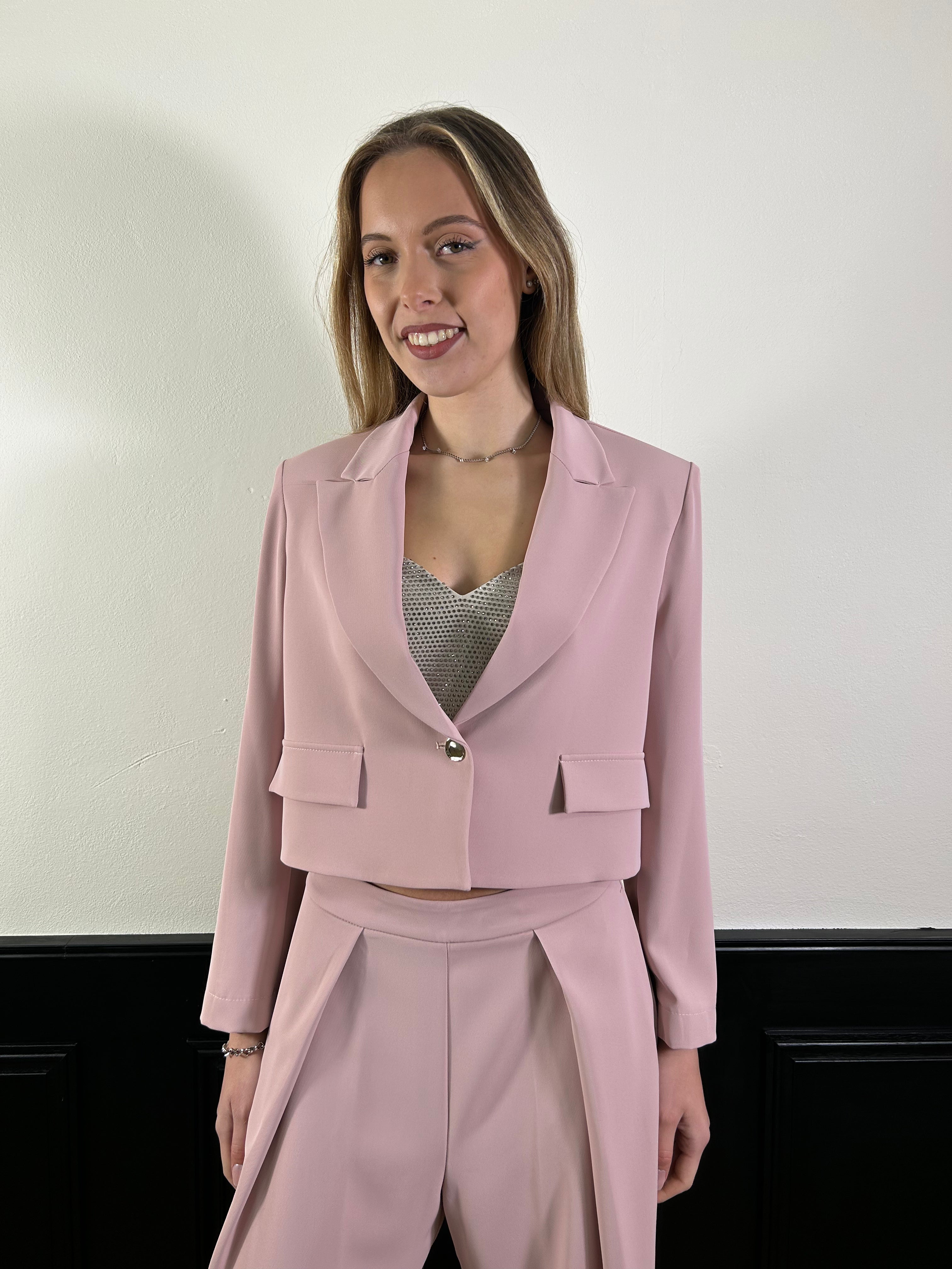 Tailleur fluido con giacca corta rosa