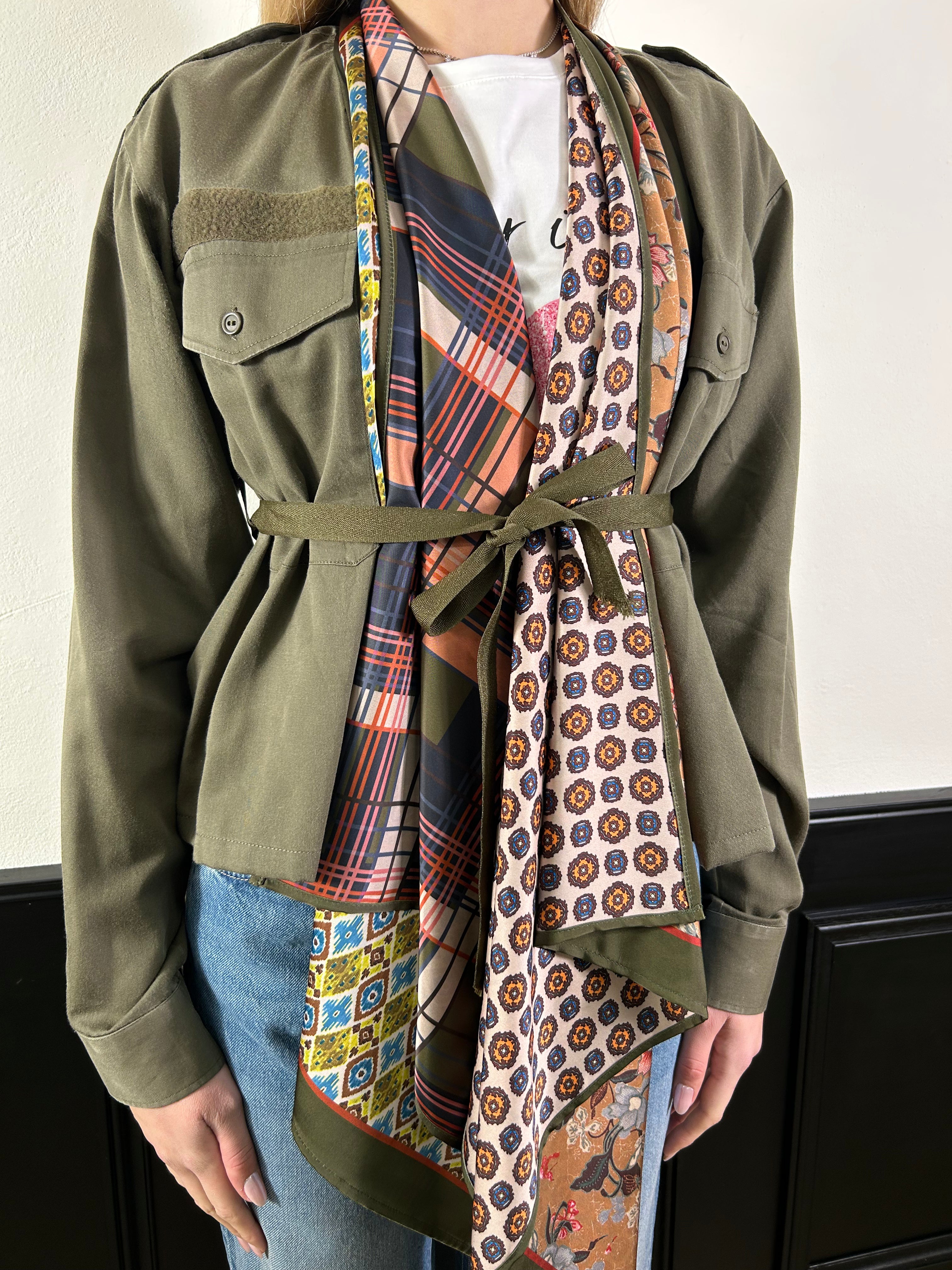Camicia verde militare con dettaglio foulard