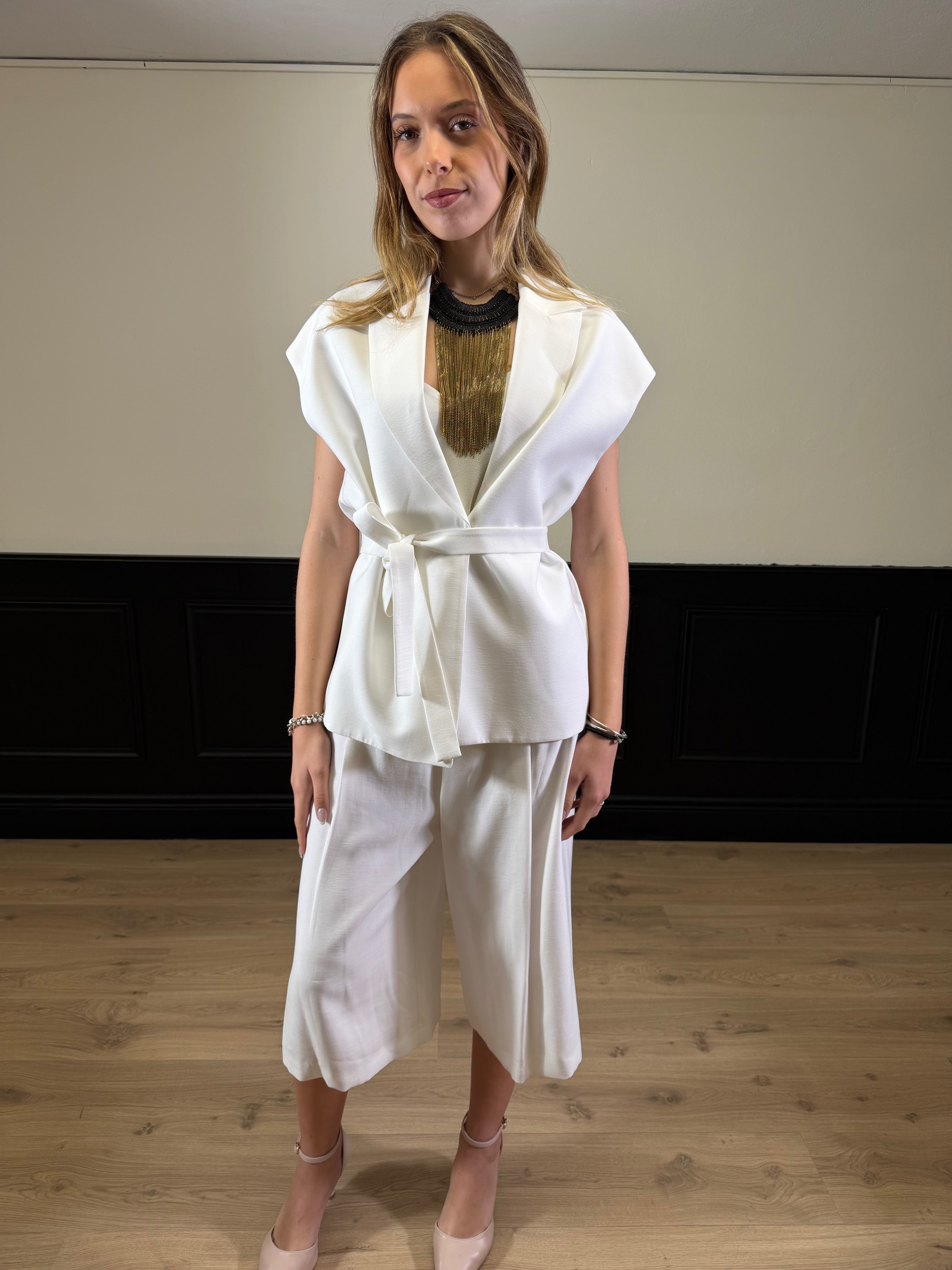 Completo gilet e bermuda bianco