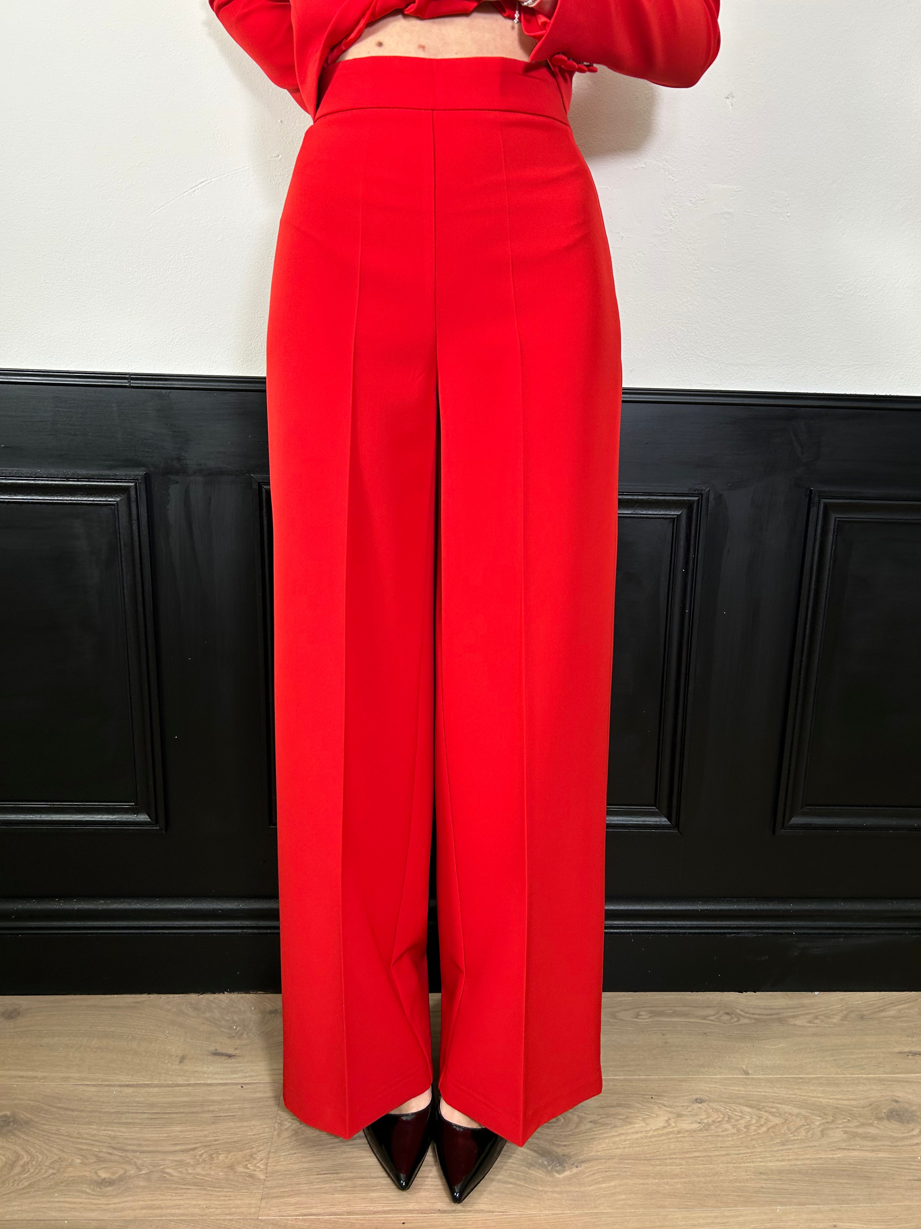Tailleur rosso giacca doppiopetto e pantalone palazzo
