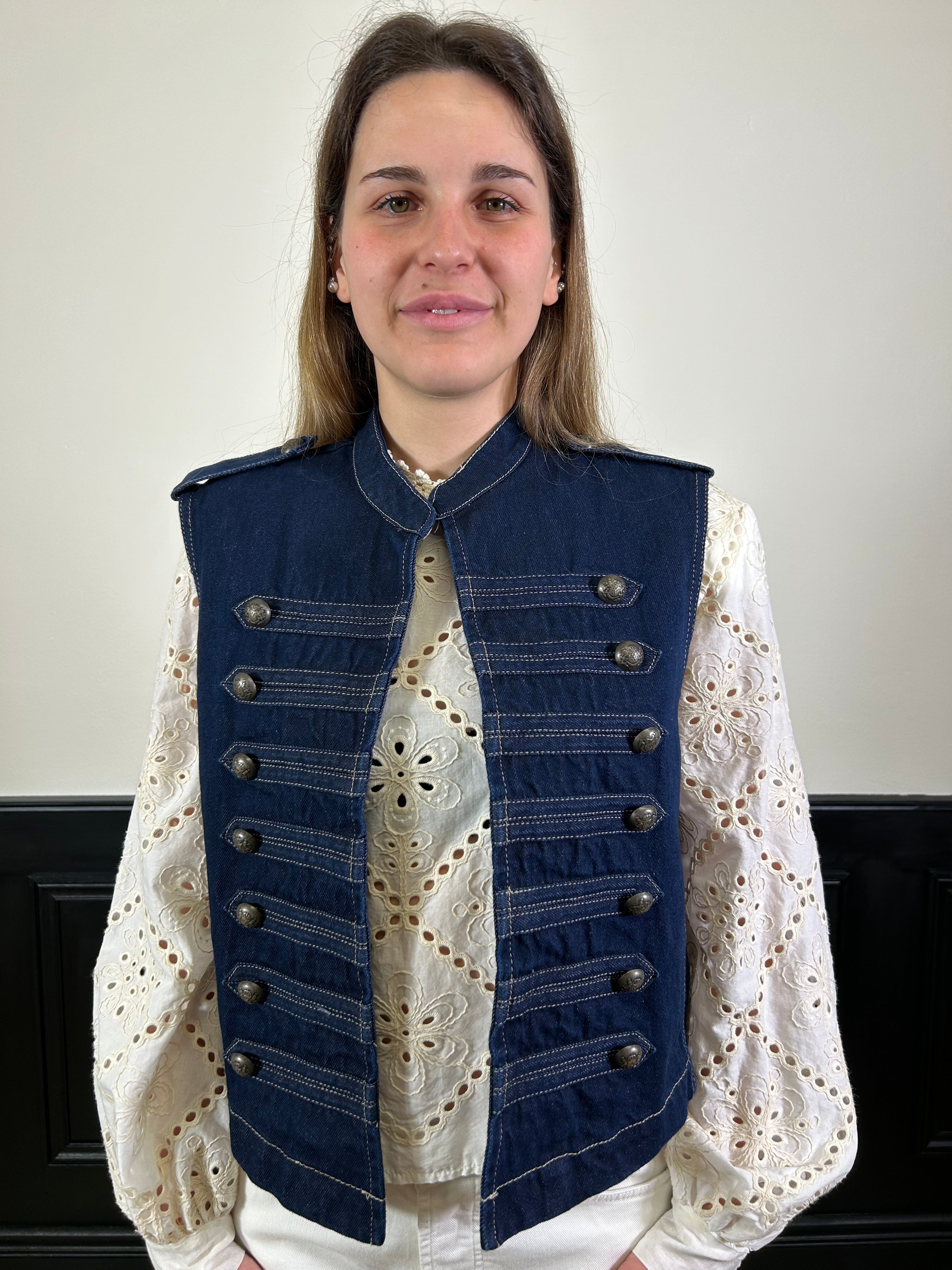 Gilet in denim con alamari