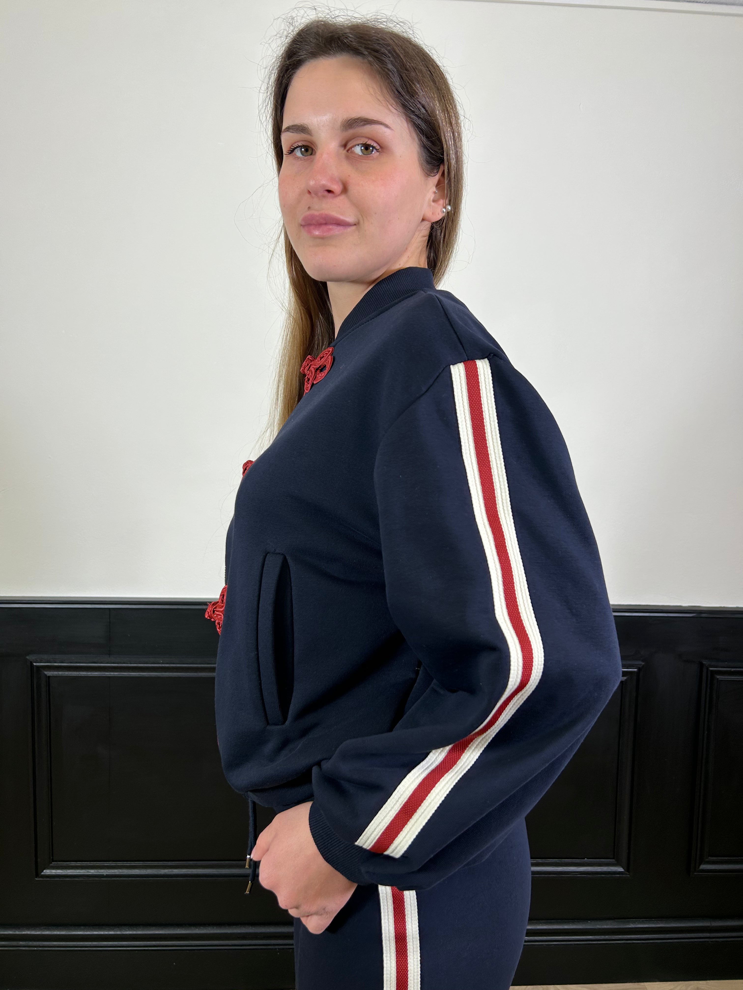 Felpa blu con dettaglio alamari rossi