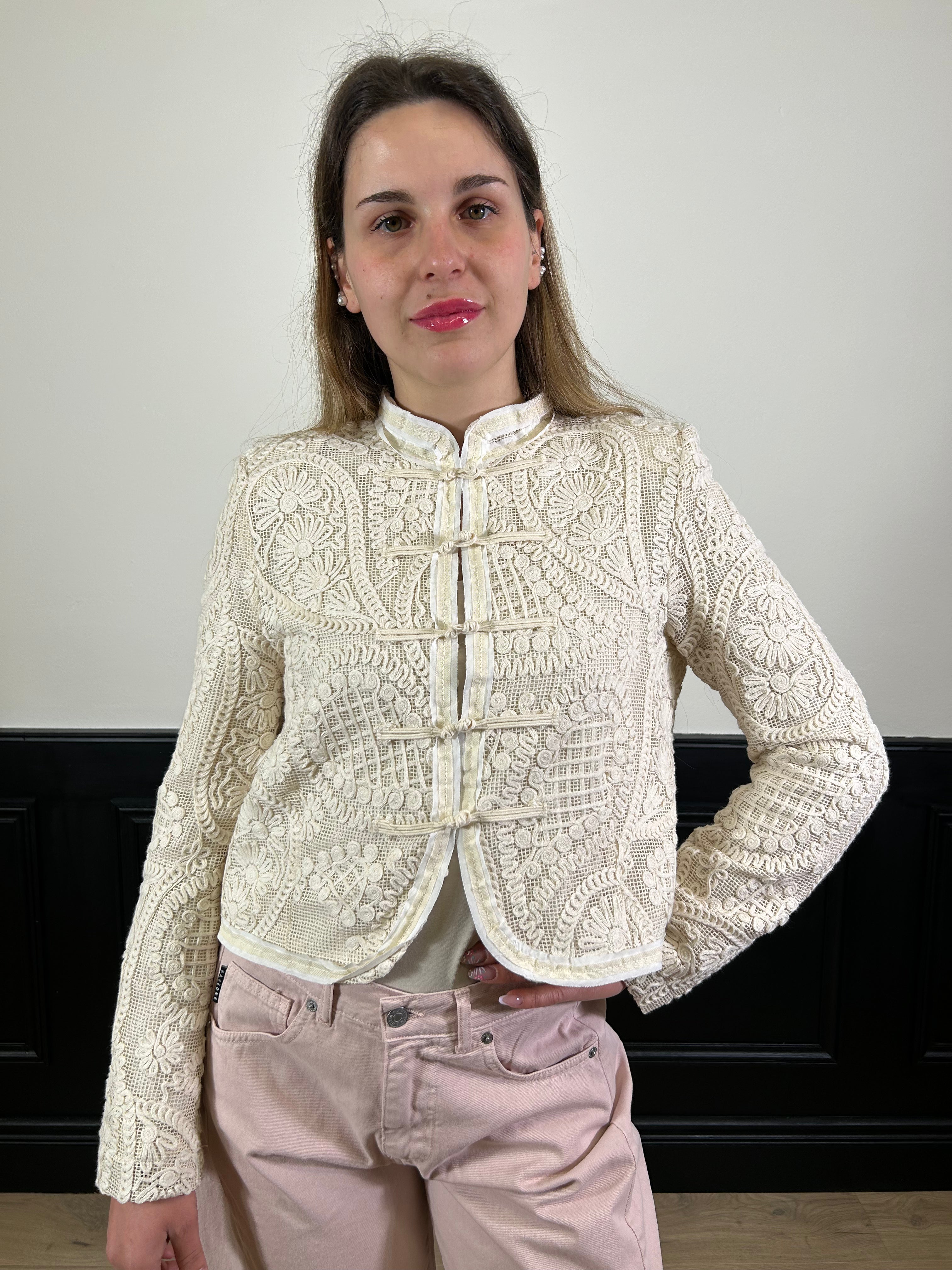 Giacchina in pizzo con alamari