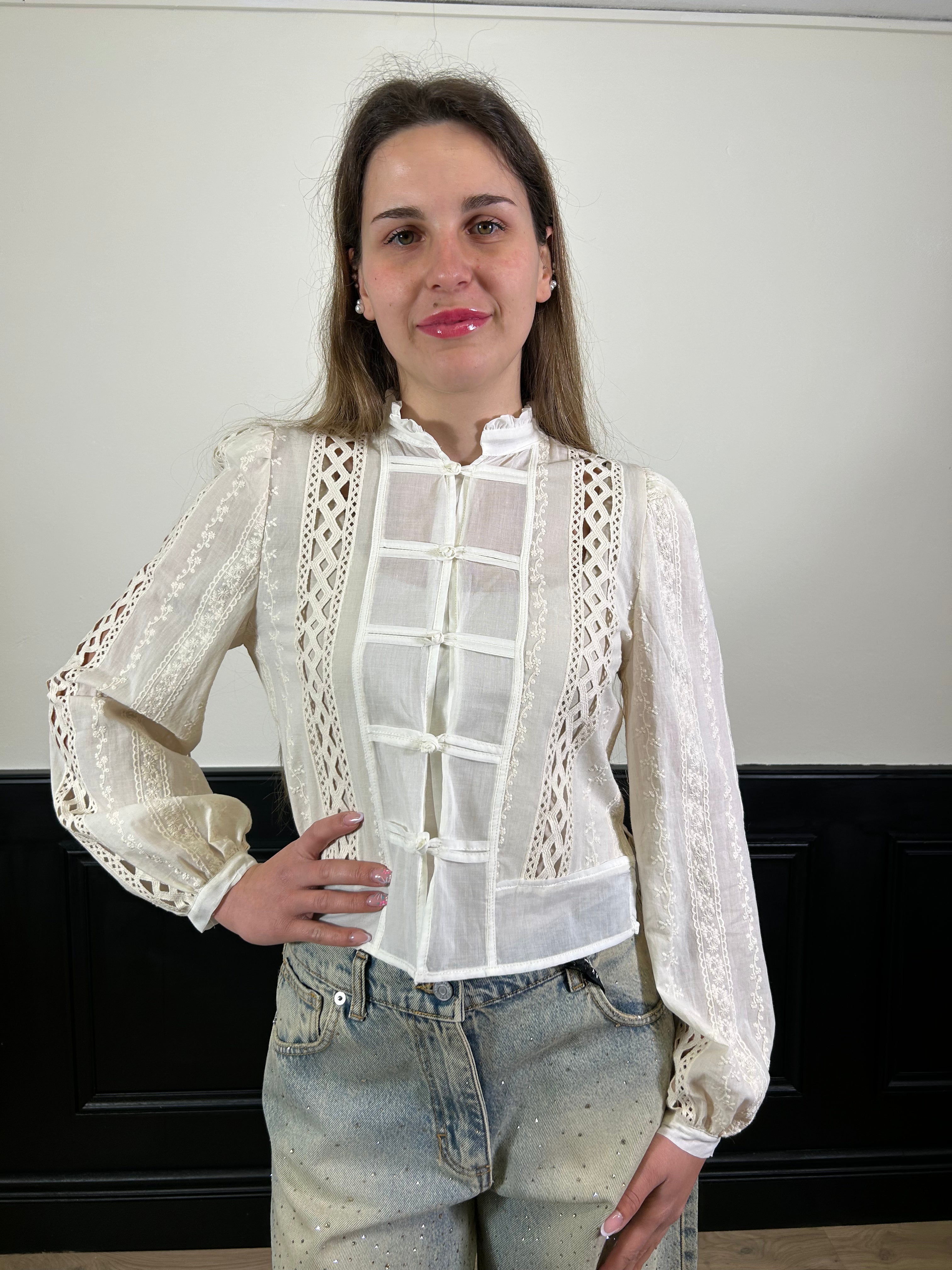 Camicia dettaglio alamari