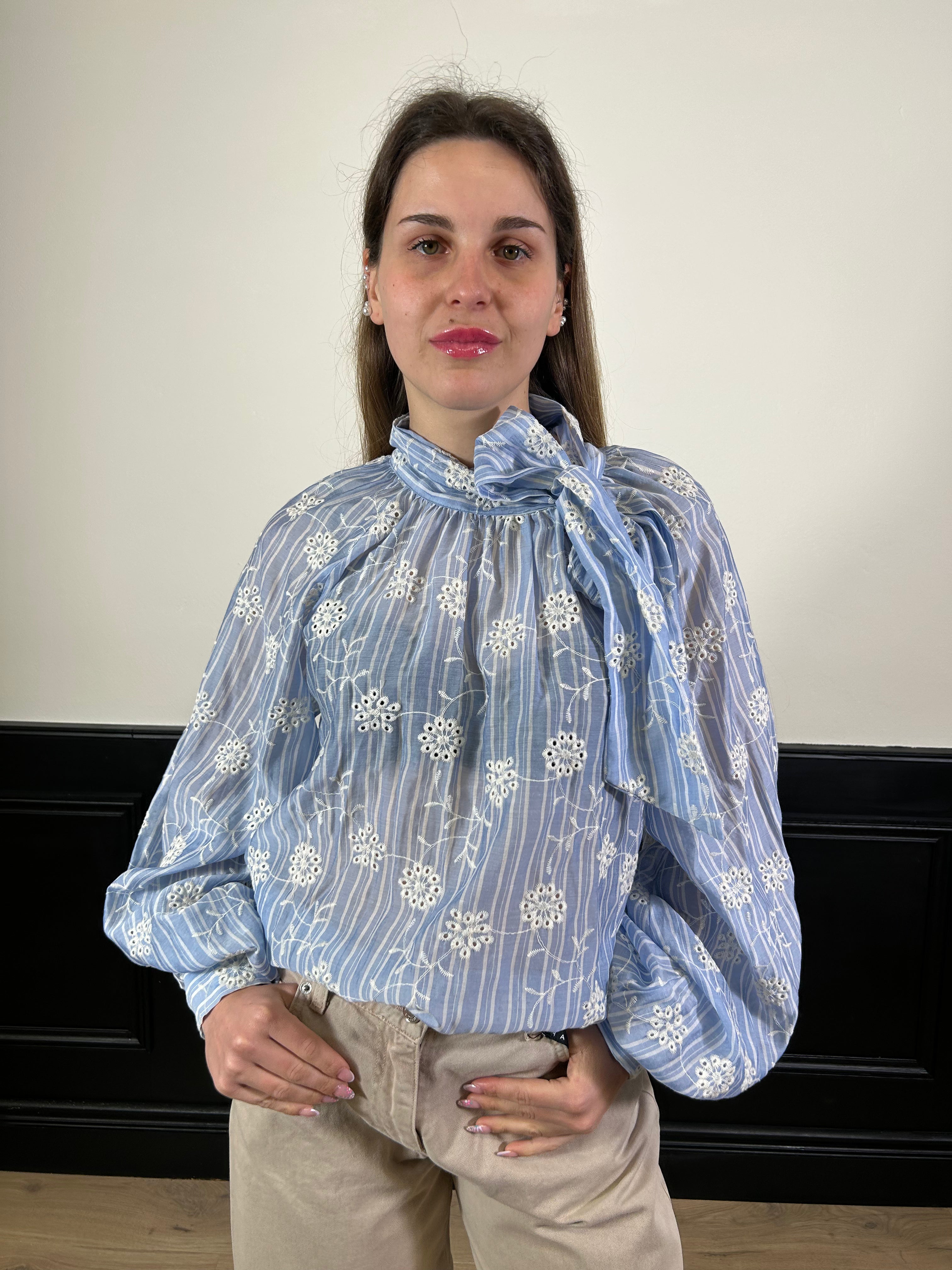 Camicia ricamata azzurra