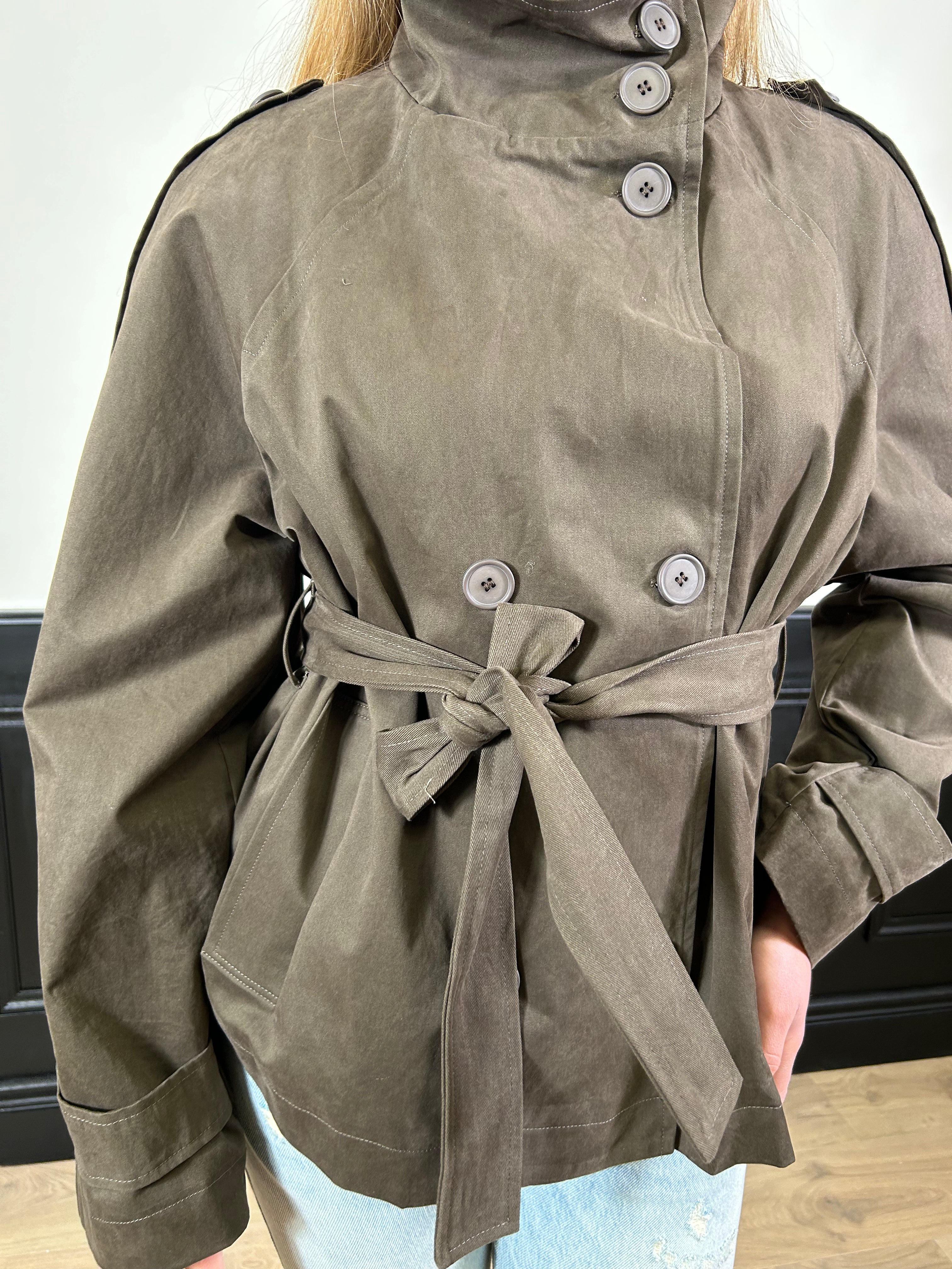 Trench con cintura in vita