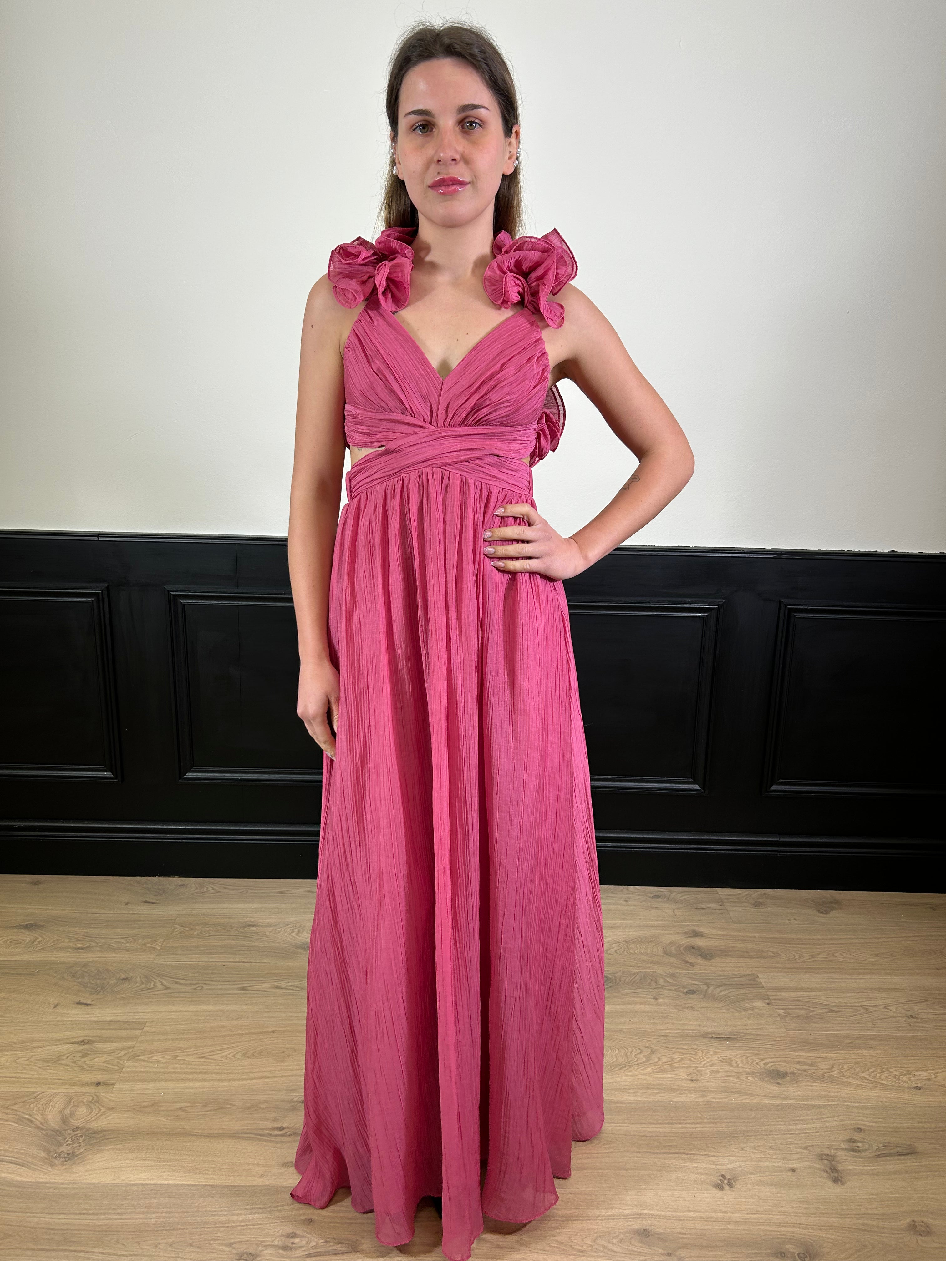 Abito lungo volant sulle spalle