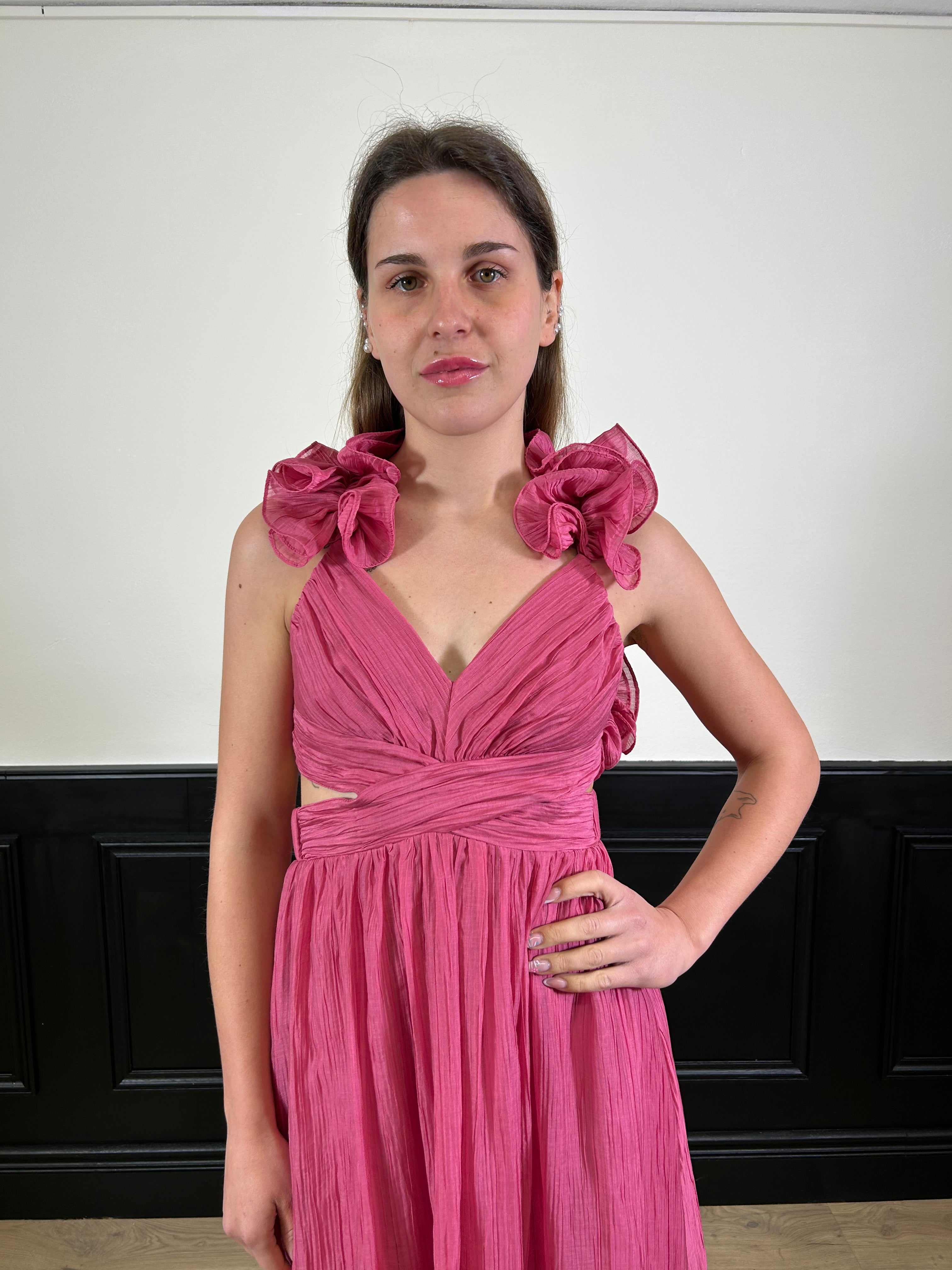 Abito lungo volant sulle spalle