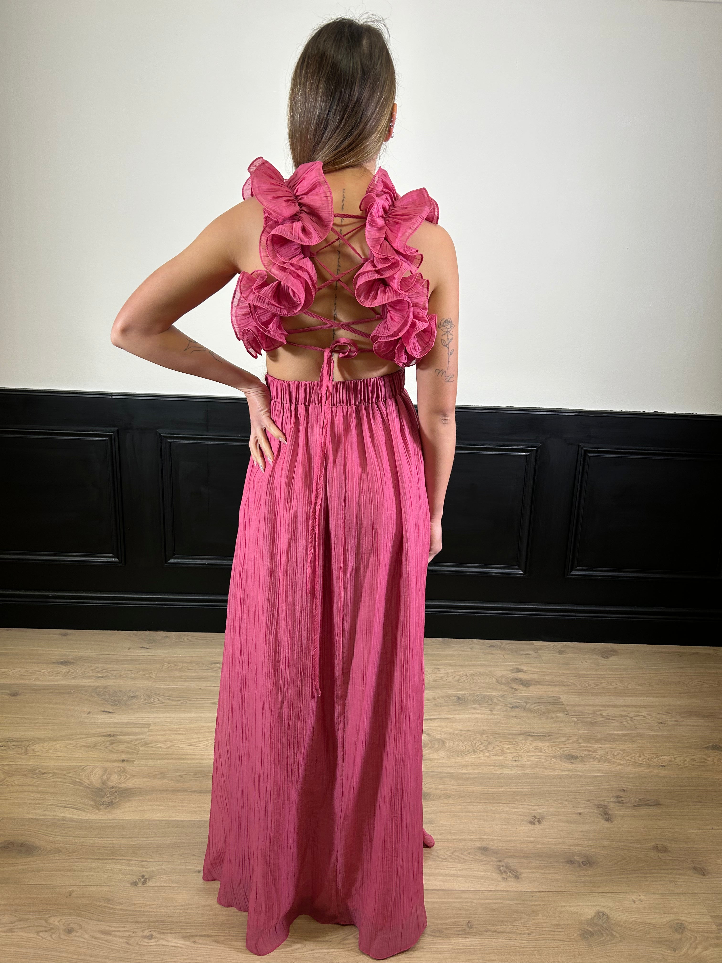 Abito lungo volant sulle spalle