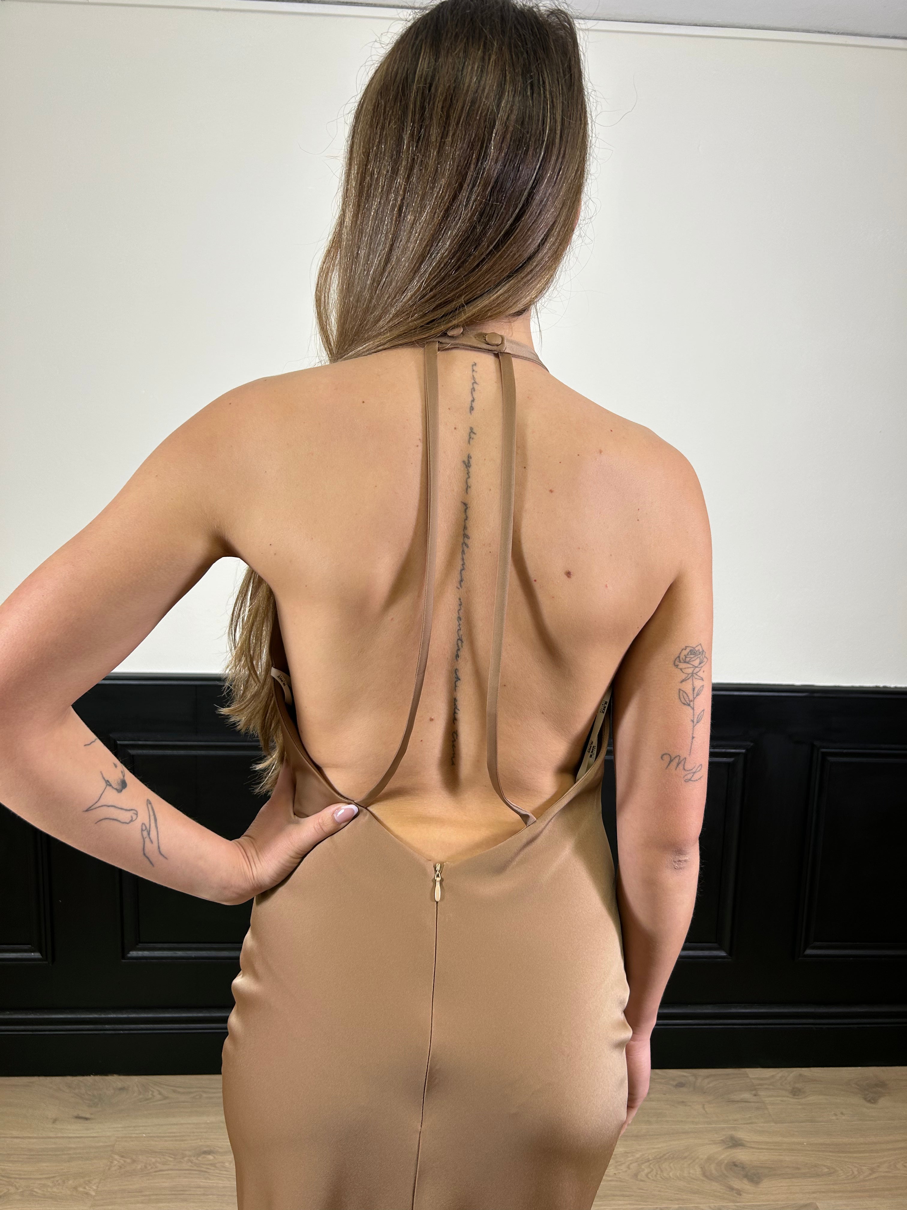 Abito Keira con schiena nuda light coffè