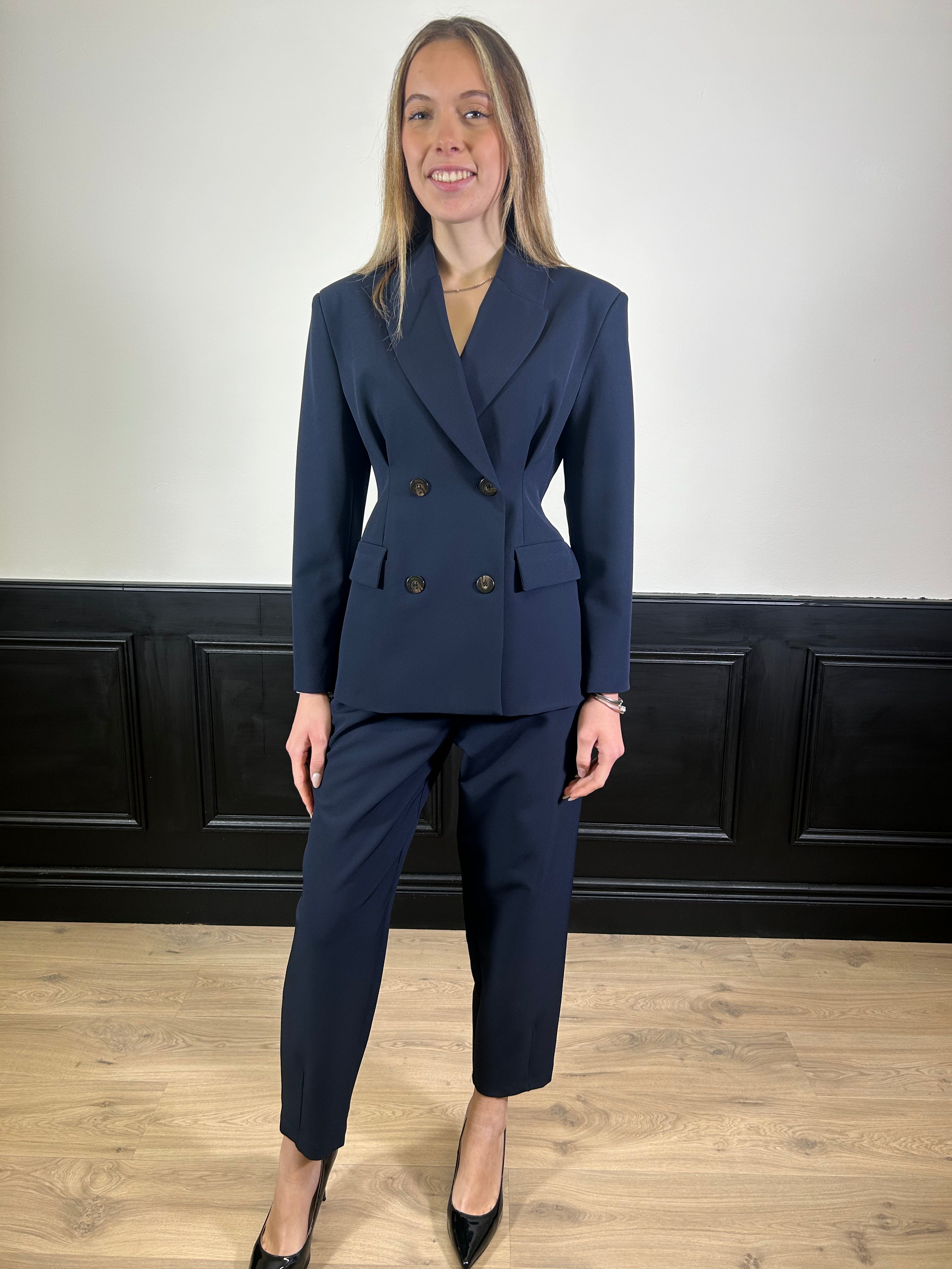 Tailleur con giacca avvitata e pantalone balloon