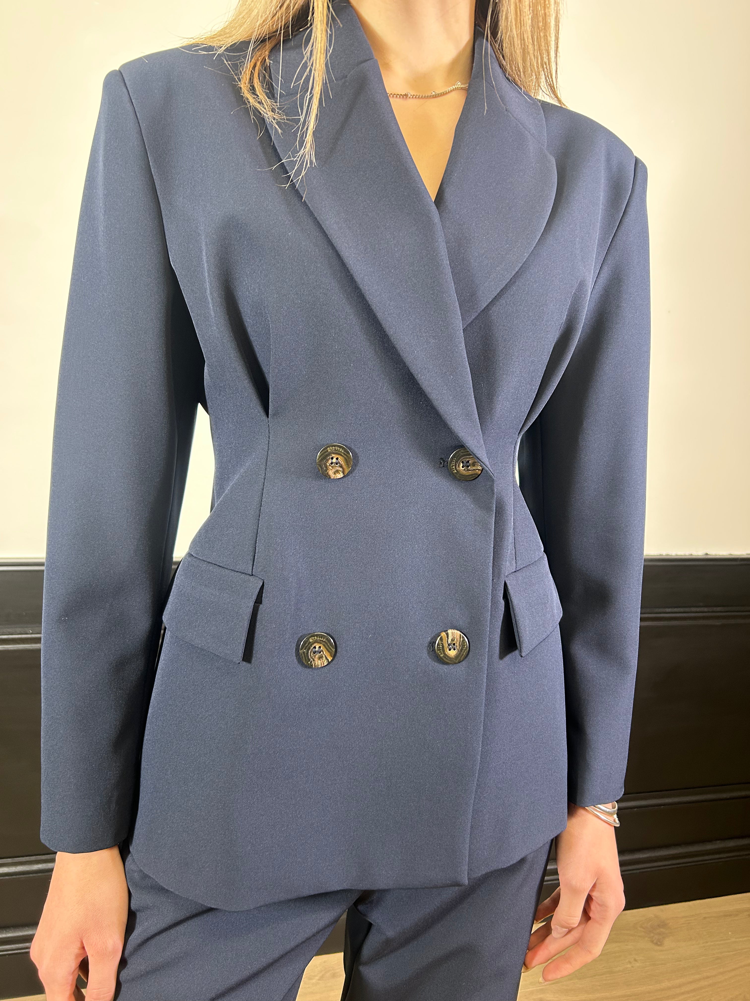 Tailleur con giacca avvitata e pantalone balloon