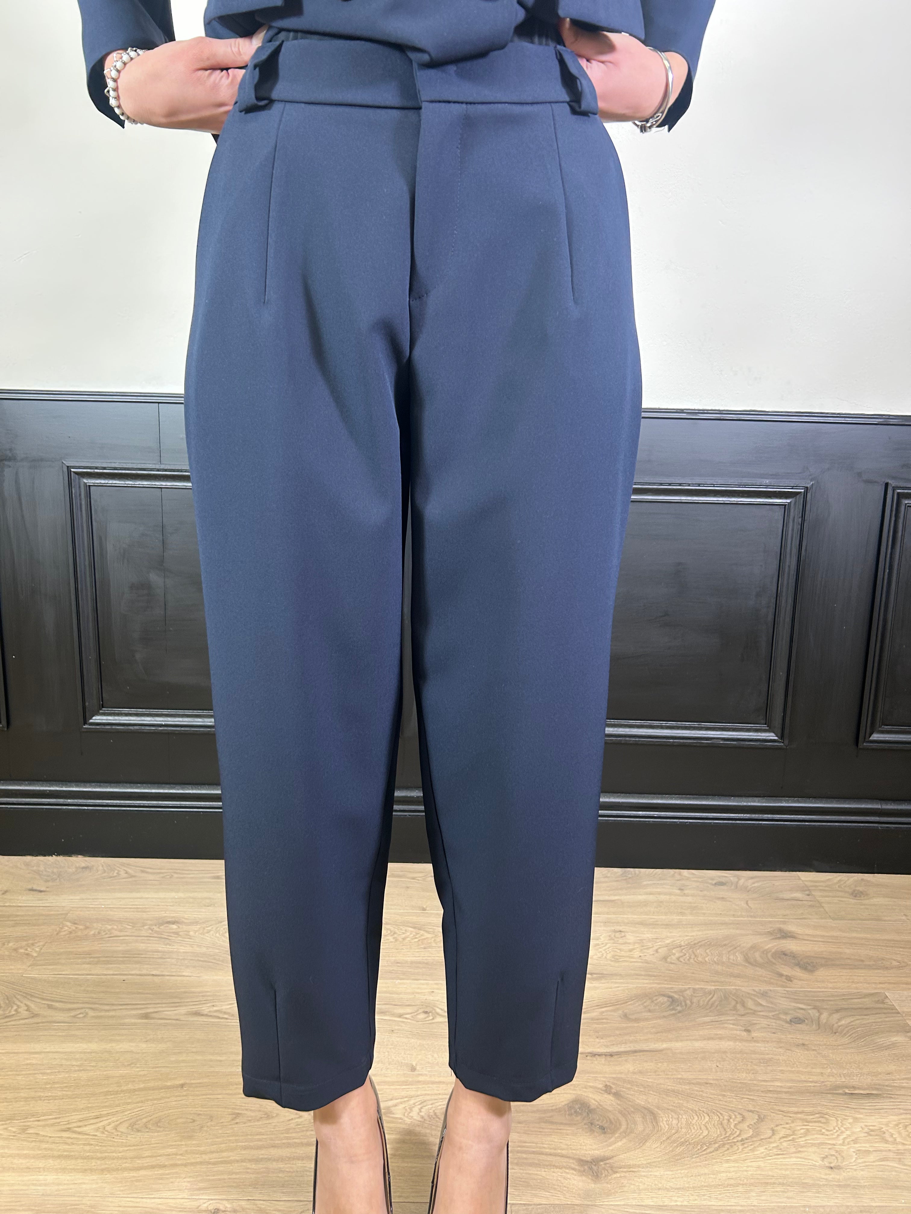 Tailleur con giacca avvitata e pantalone balloon