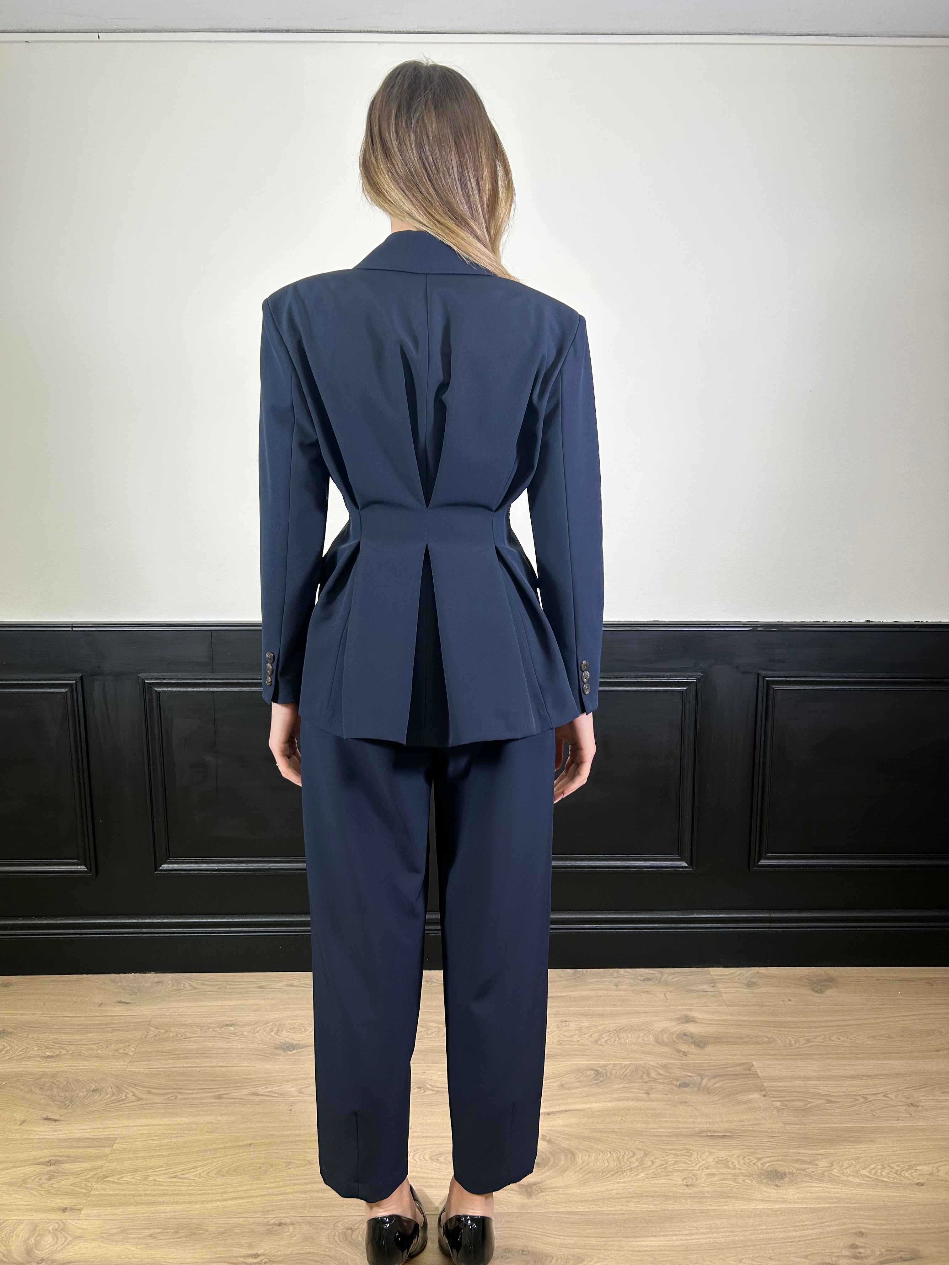 Tailleur con giacca avvitata e pantalone balloon
