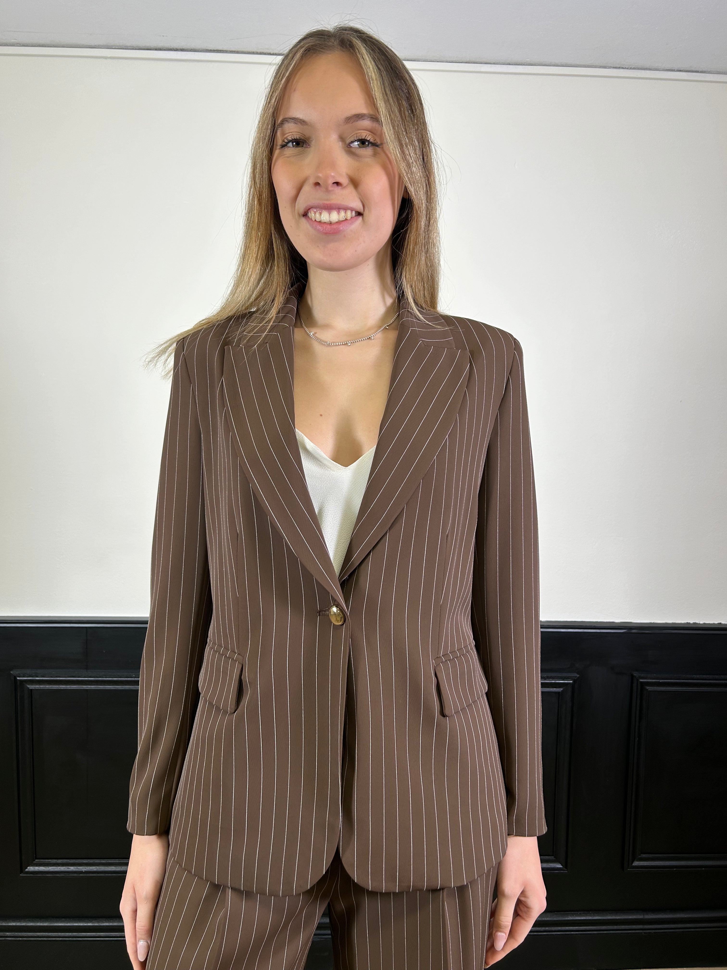 Tailleur in cady gessato marrone