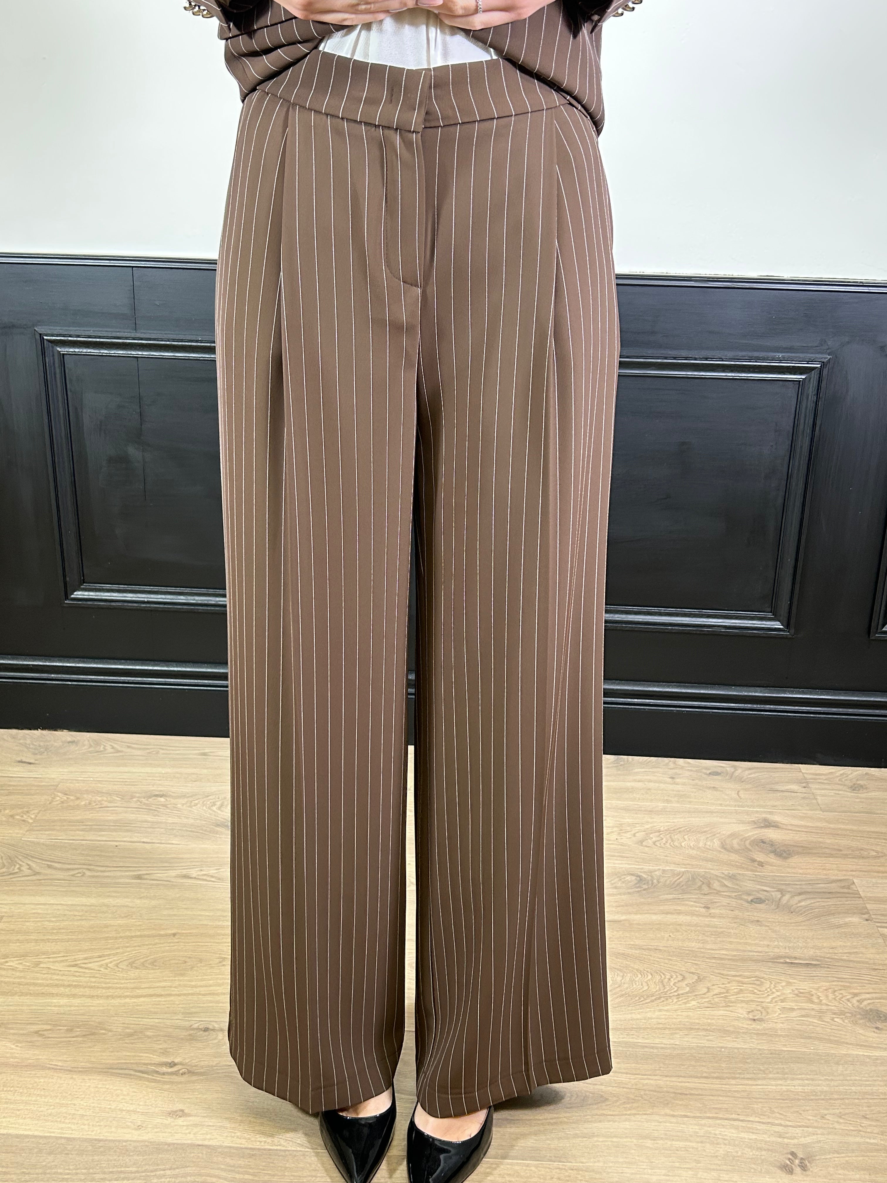 Tailleur in cady gessato marrone