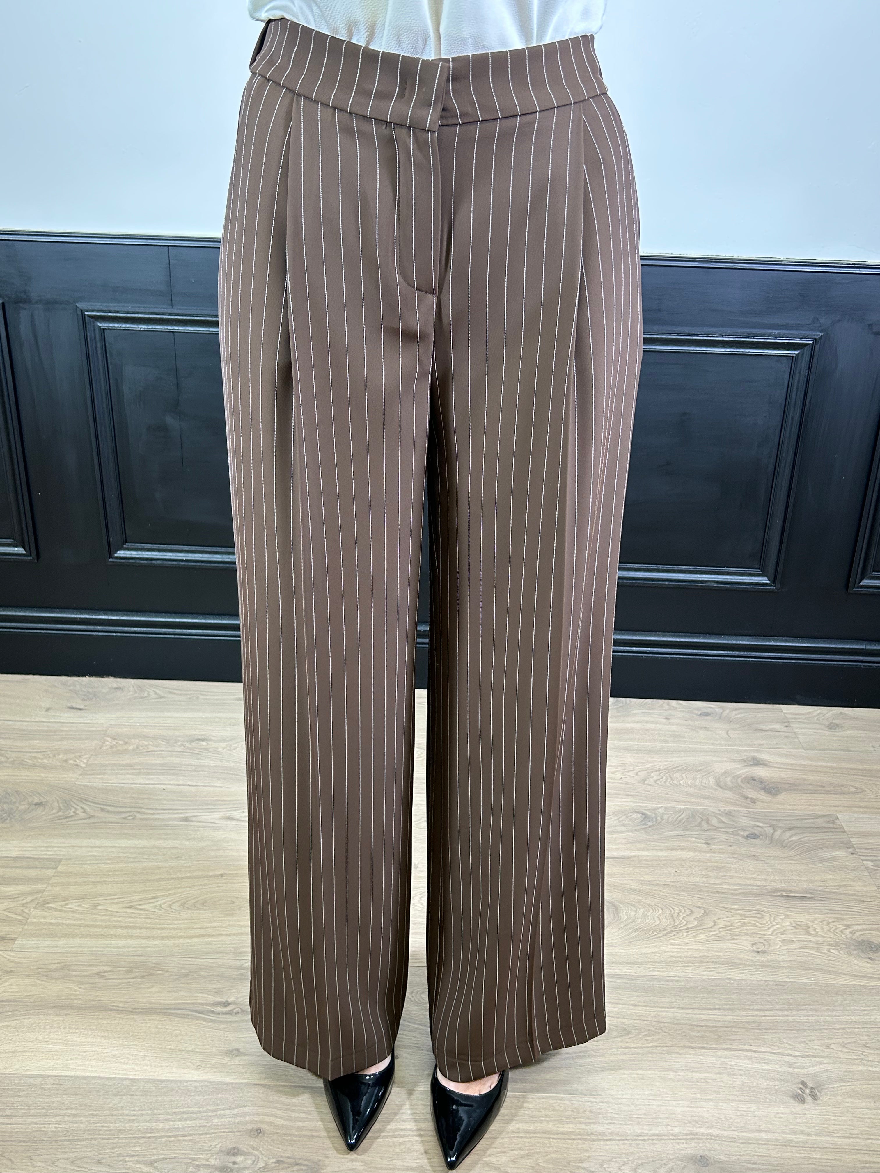 Tailleur gessato con gilet marrone in cady