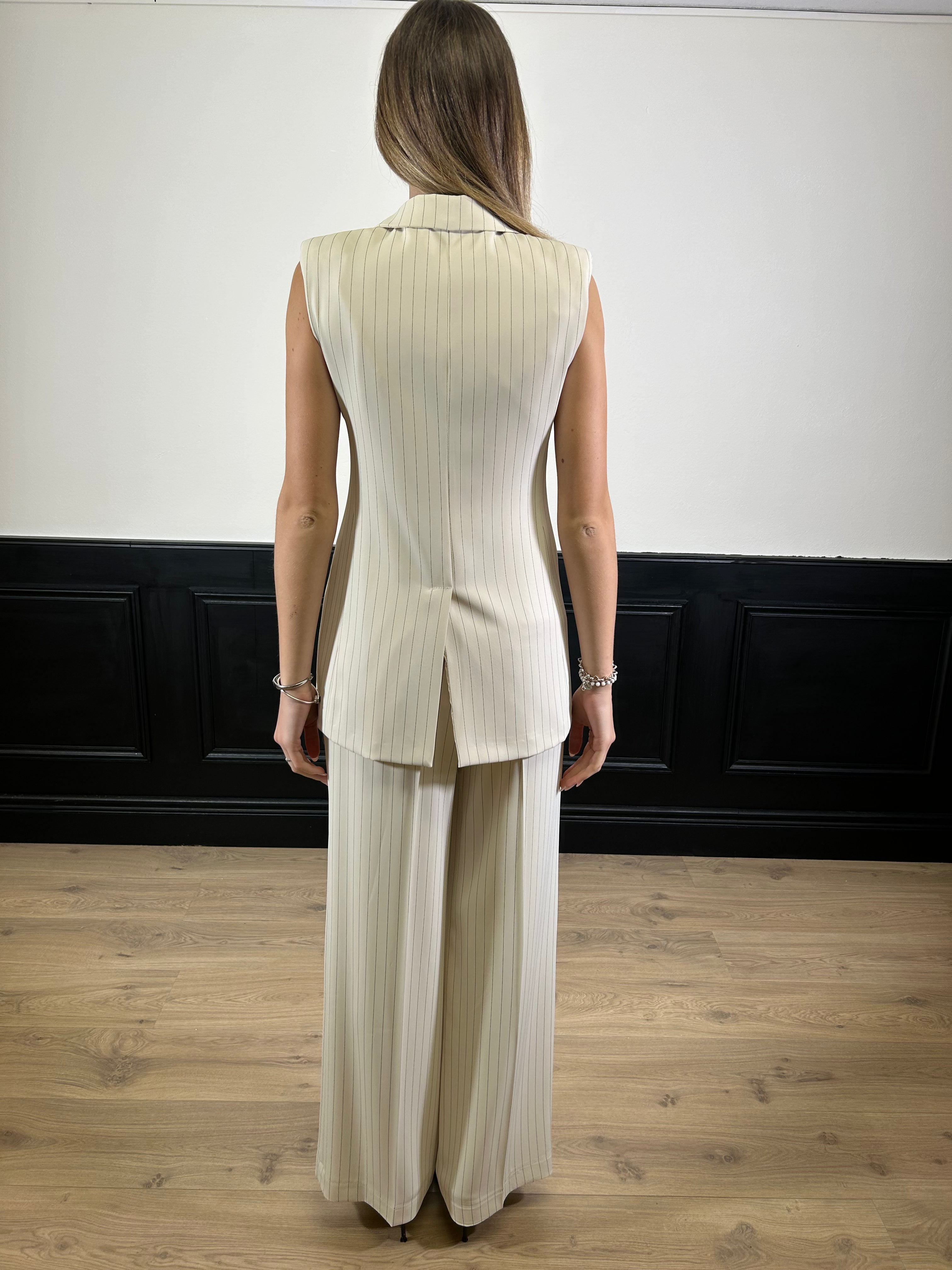 Tailleur gessato con gilet panna in cady