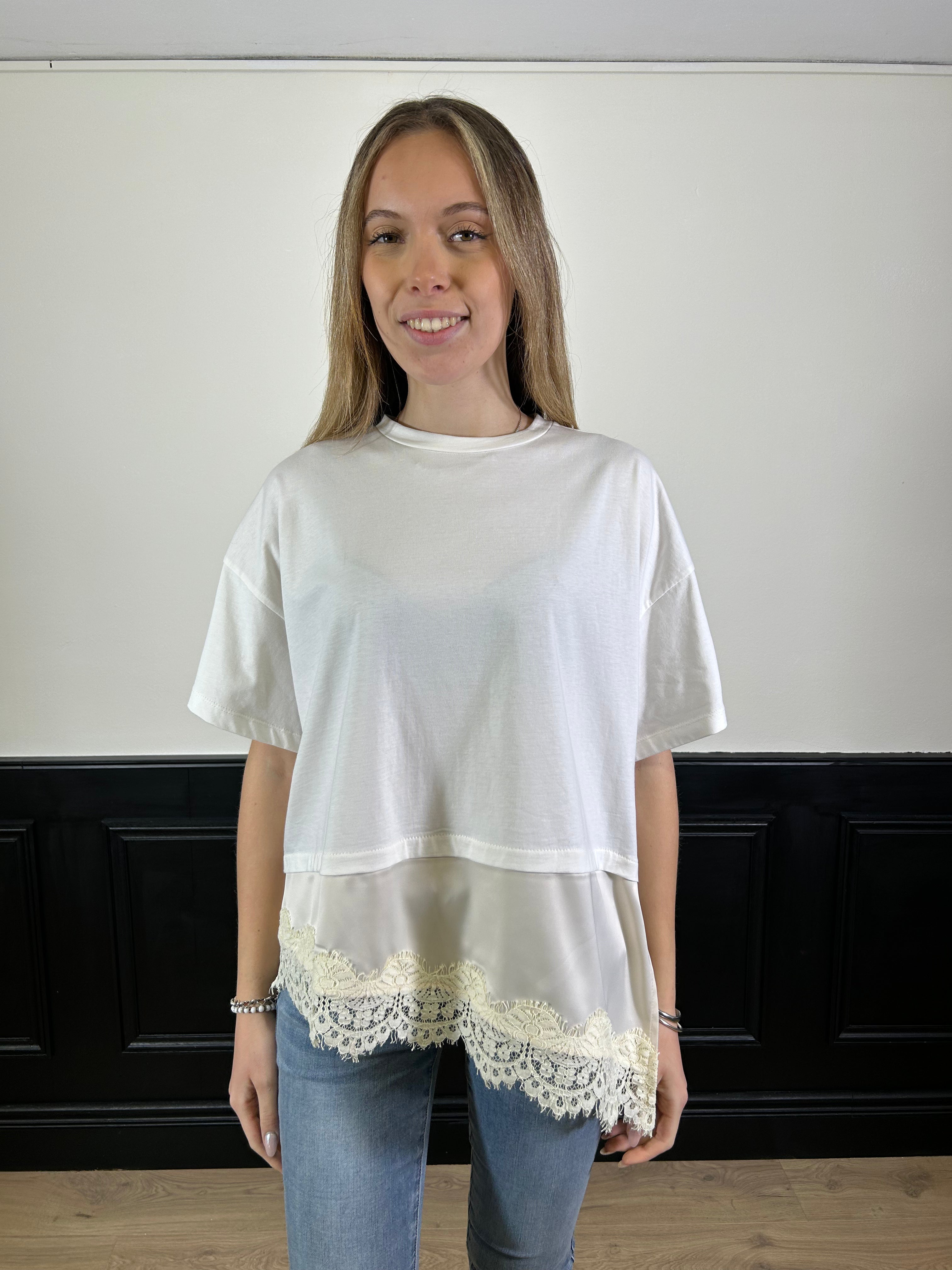 T-shirt ampia con inserto asimmetrico e pizzo