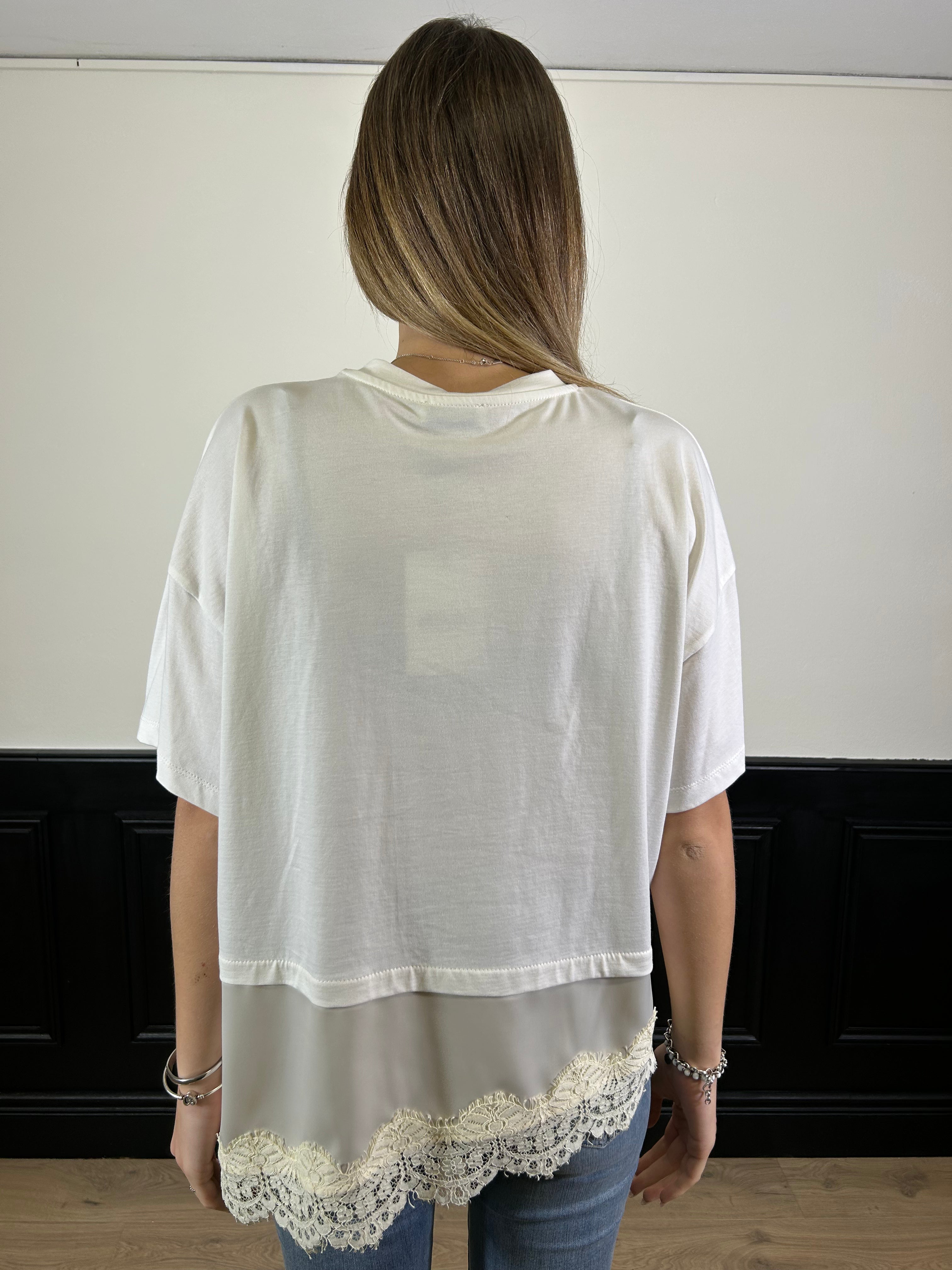 T-shirt ampia con inserto asimmetrico e pizzo