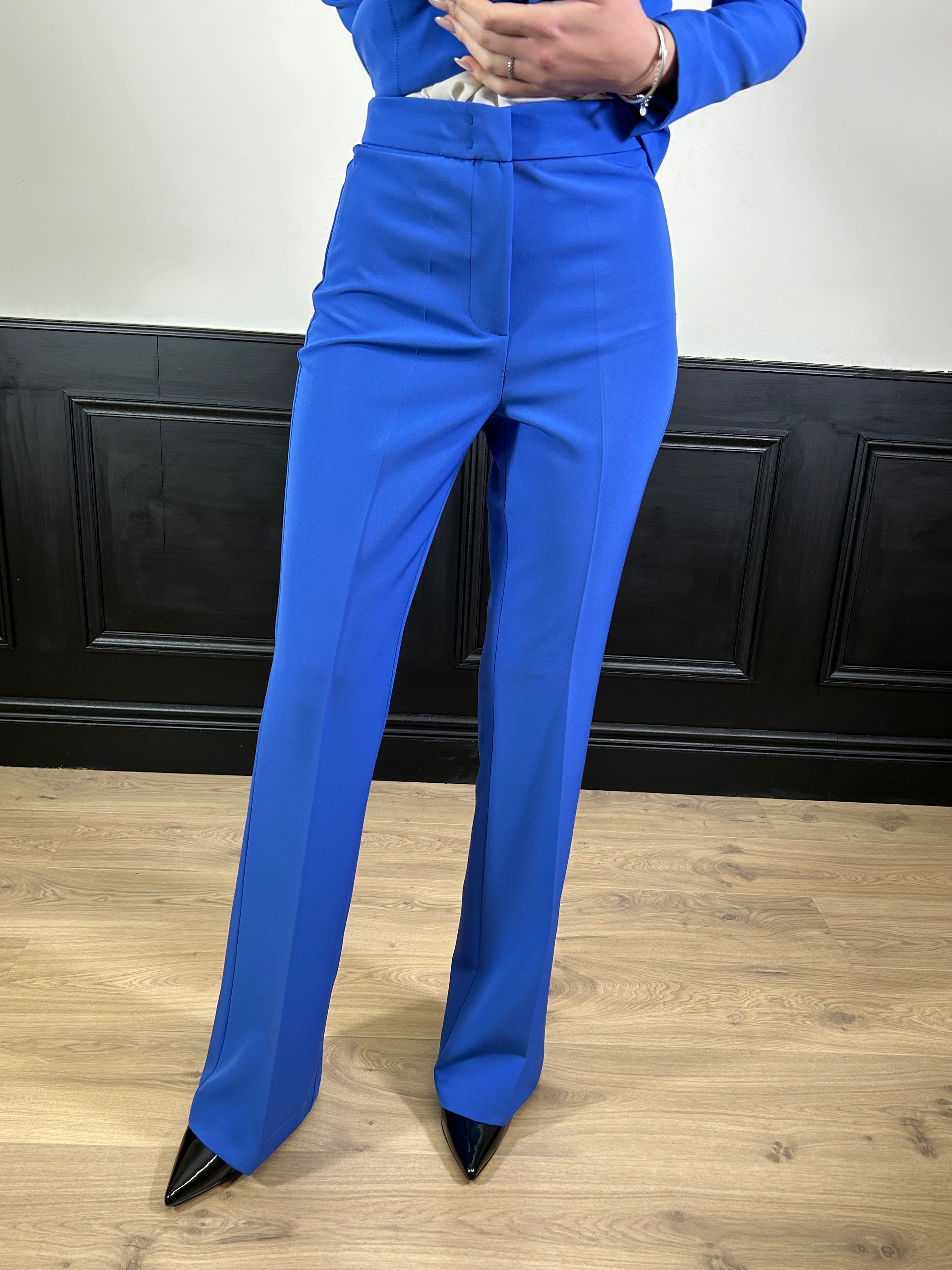 Tailleur giacca avvitata e pantalone scampanato