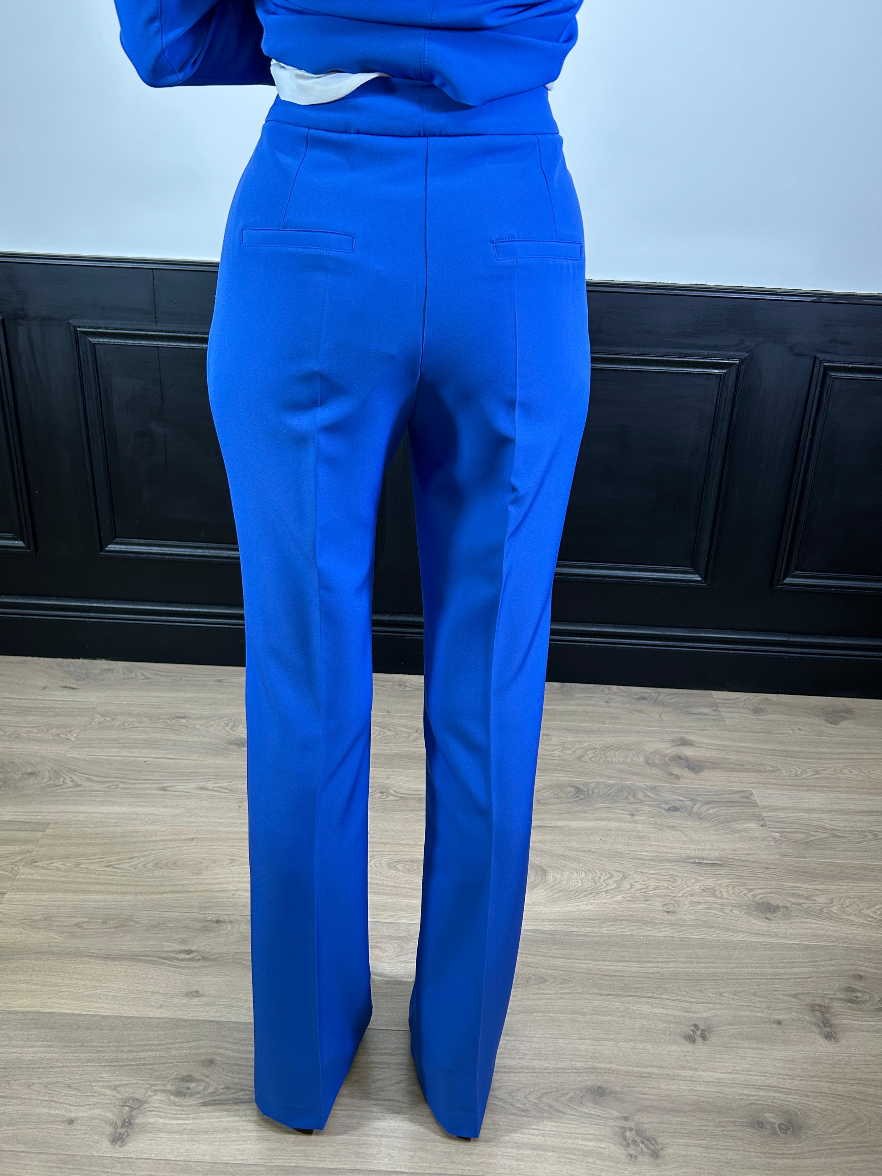 Tailleur giacca avvitata e pantalone scampanato
