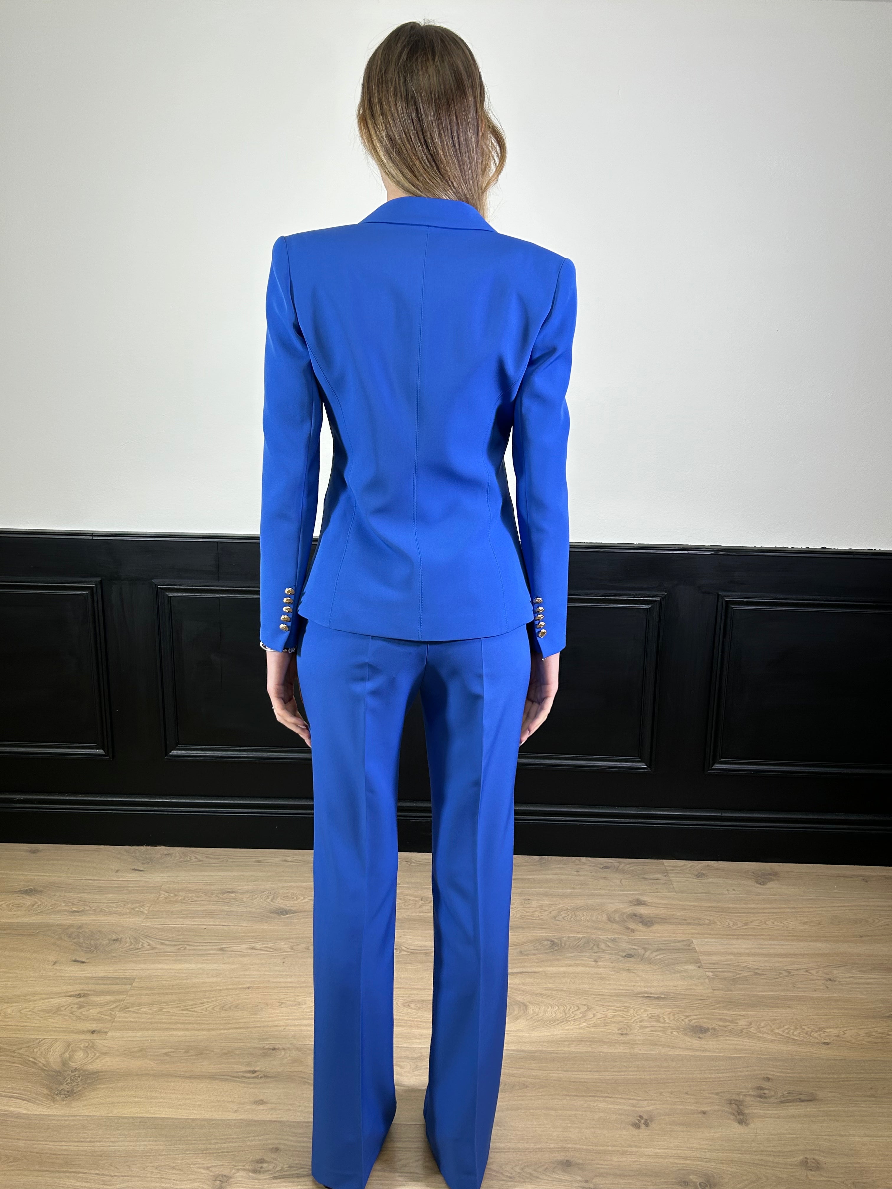 Tailleur giacca avvitata e pantalone scampanato