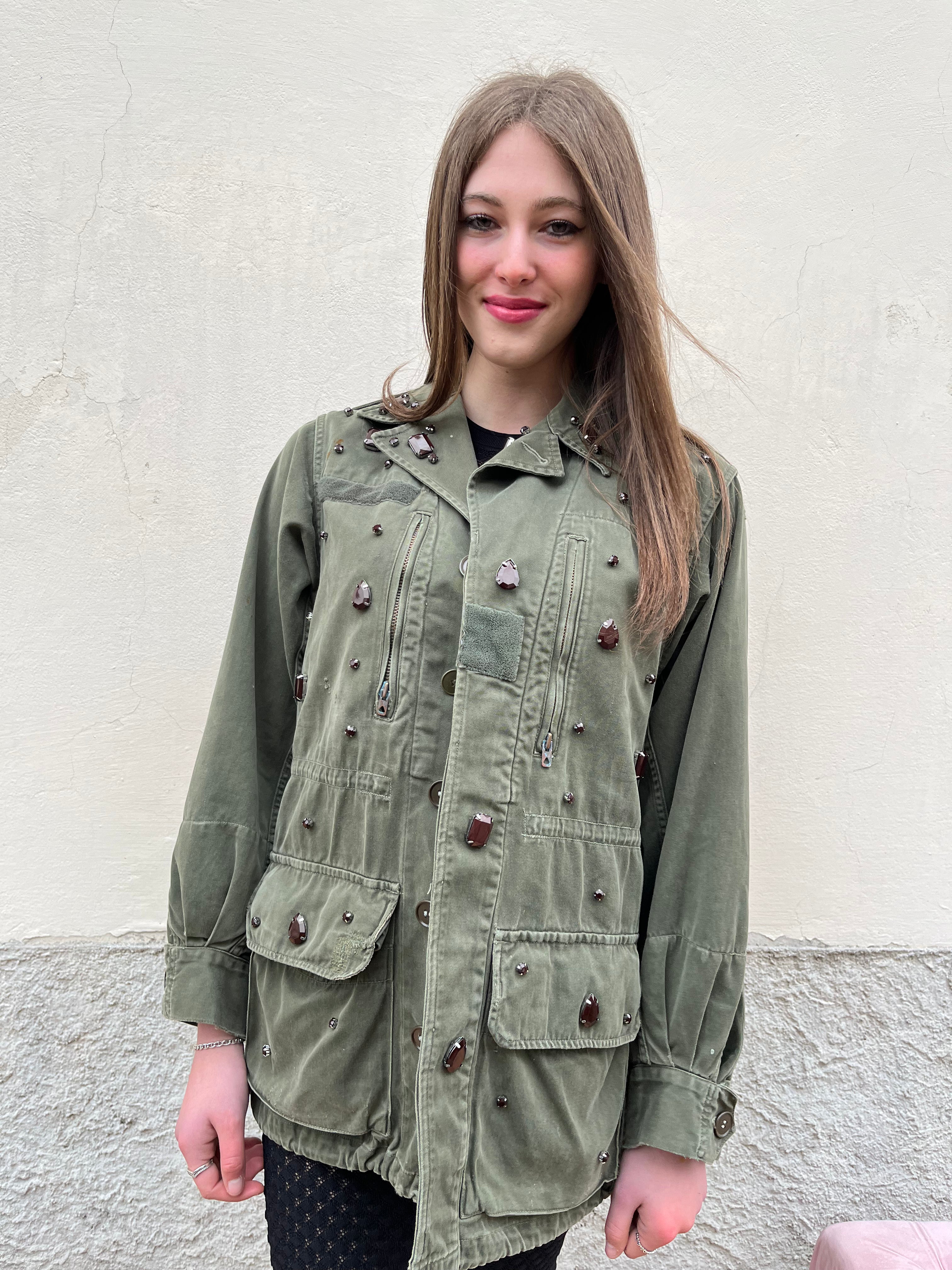 Giacca militare vintage con applicazione e castoni