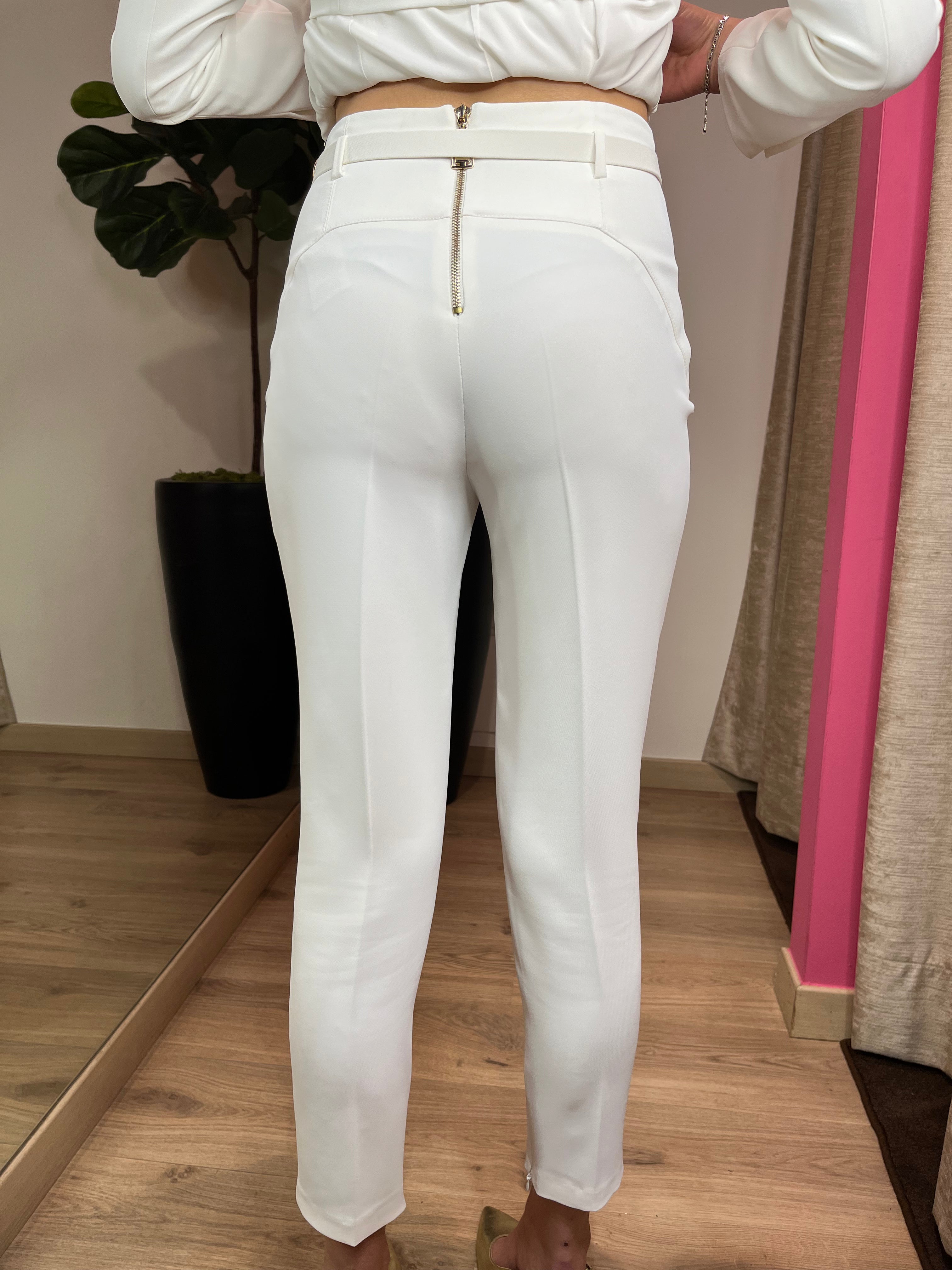 Tailleur con giacca svasata e pantalone sigaretta