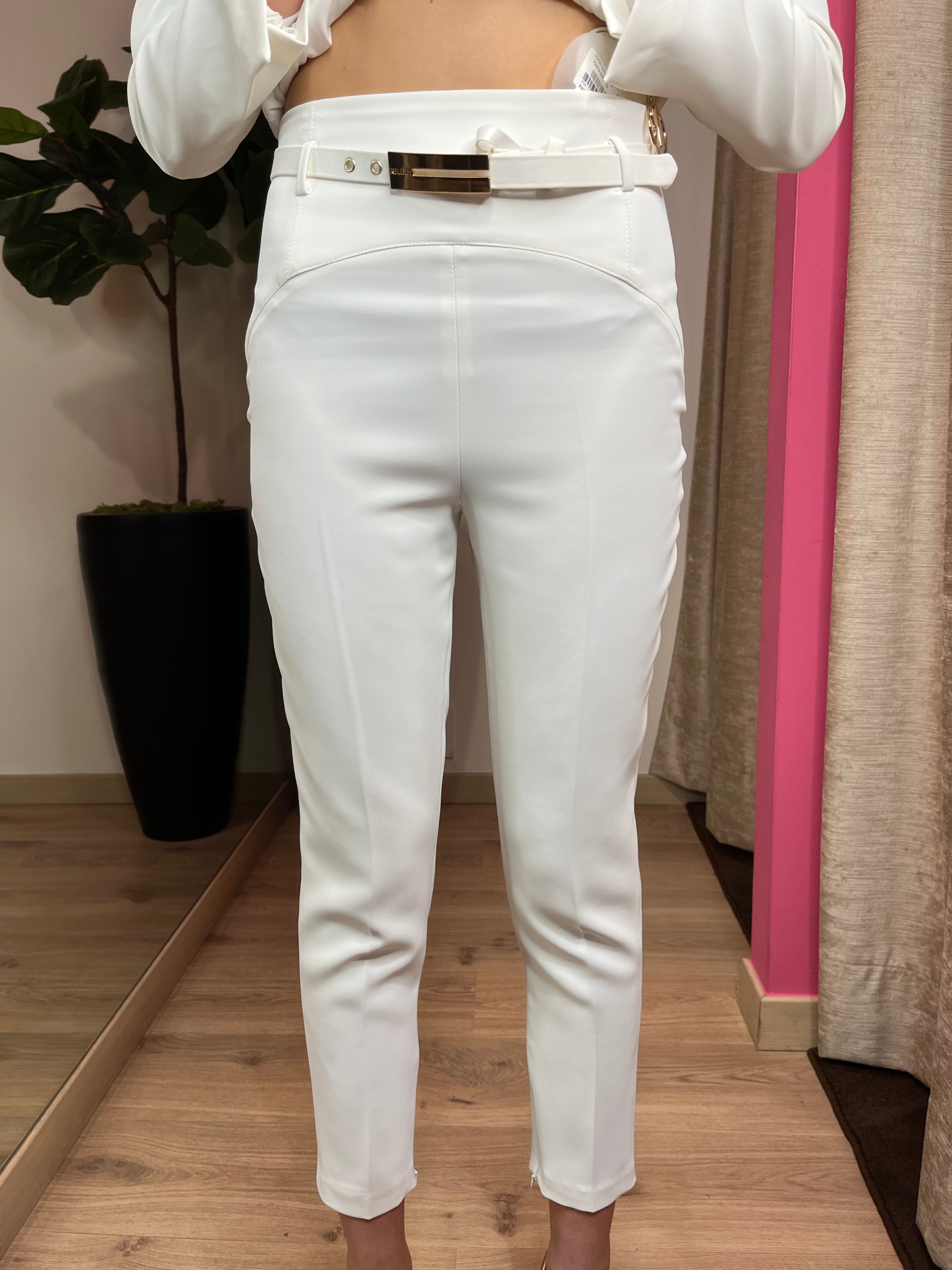 Tailleur con giacca svasata e pantalone sigaretta