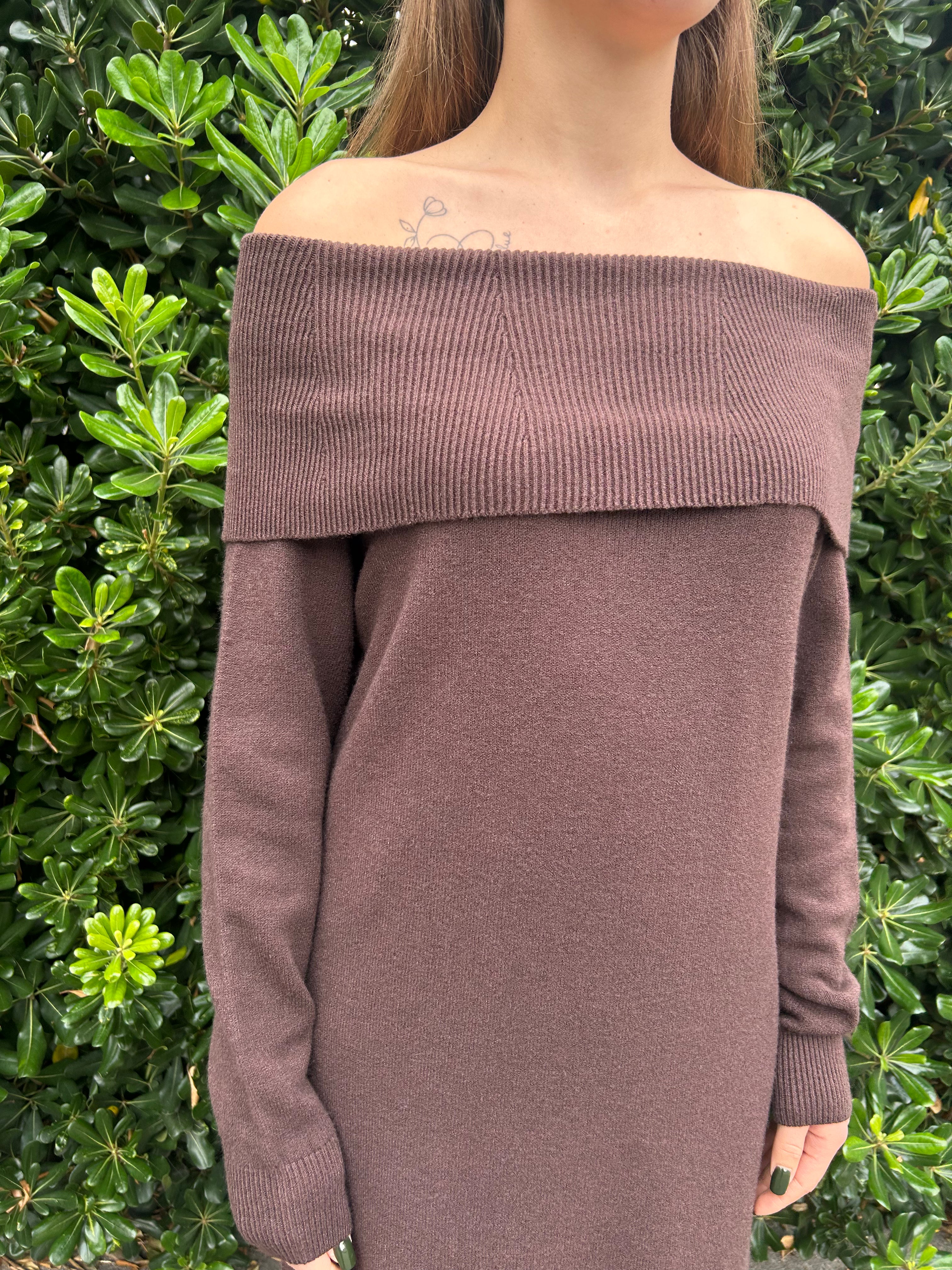 Abito in maglia con scollo a barca