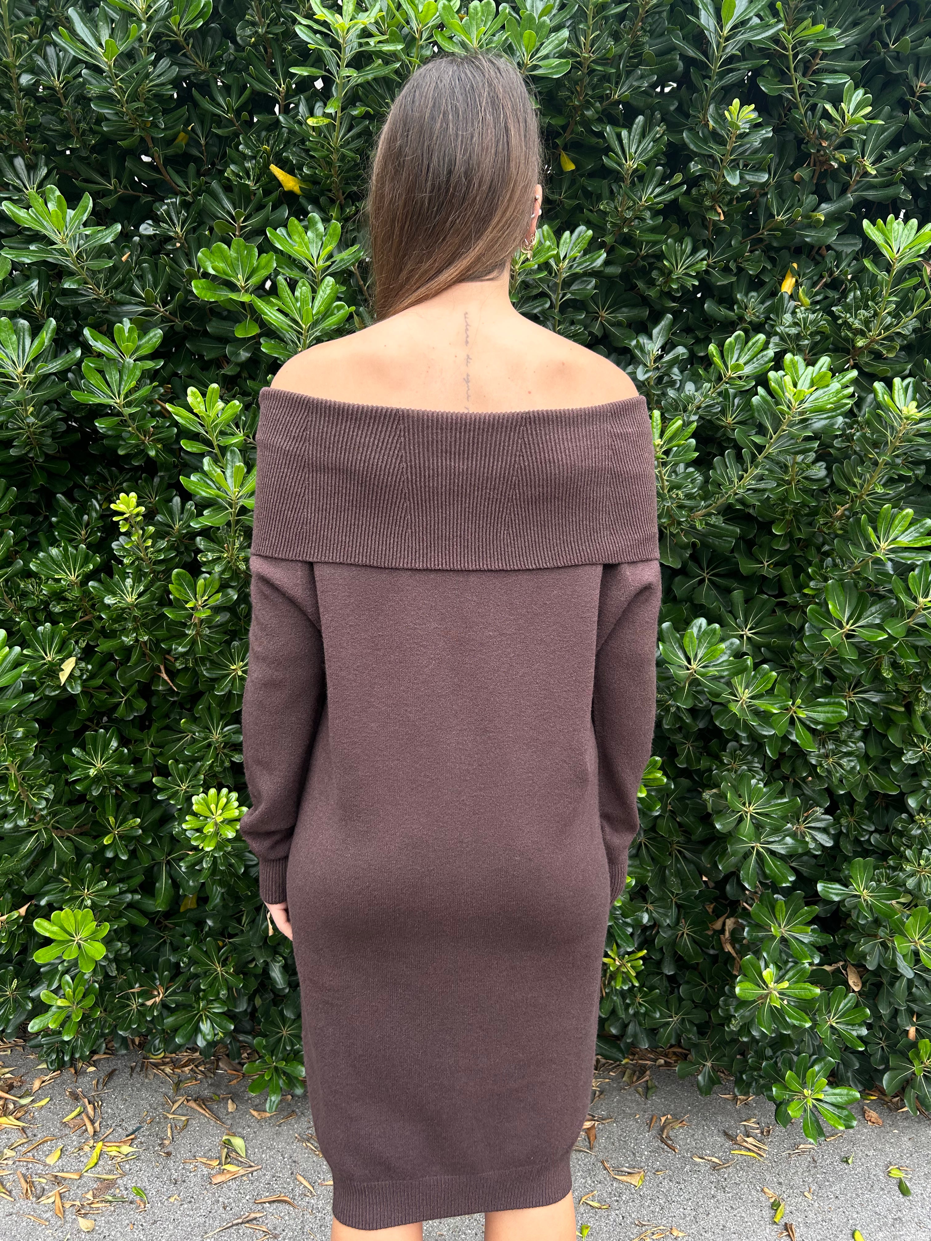 Abito in maglia con scollo a barca