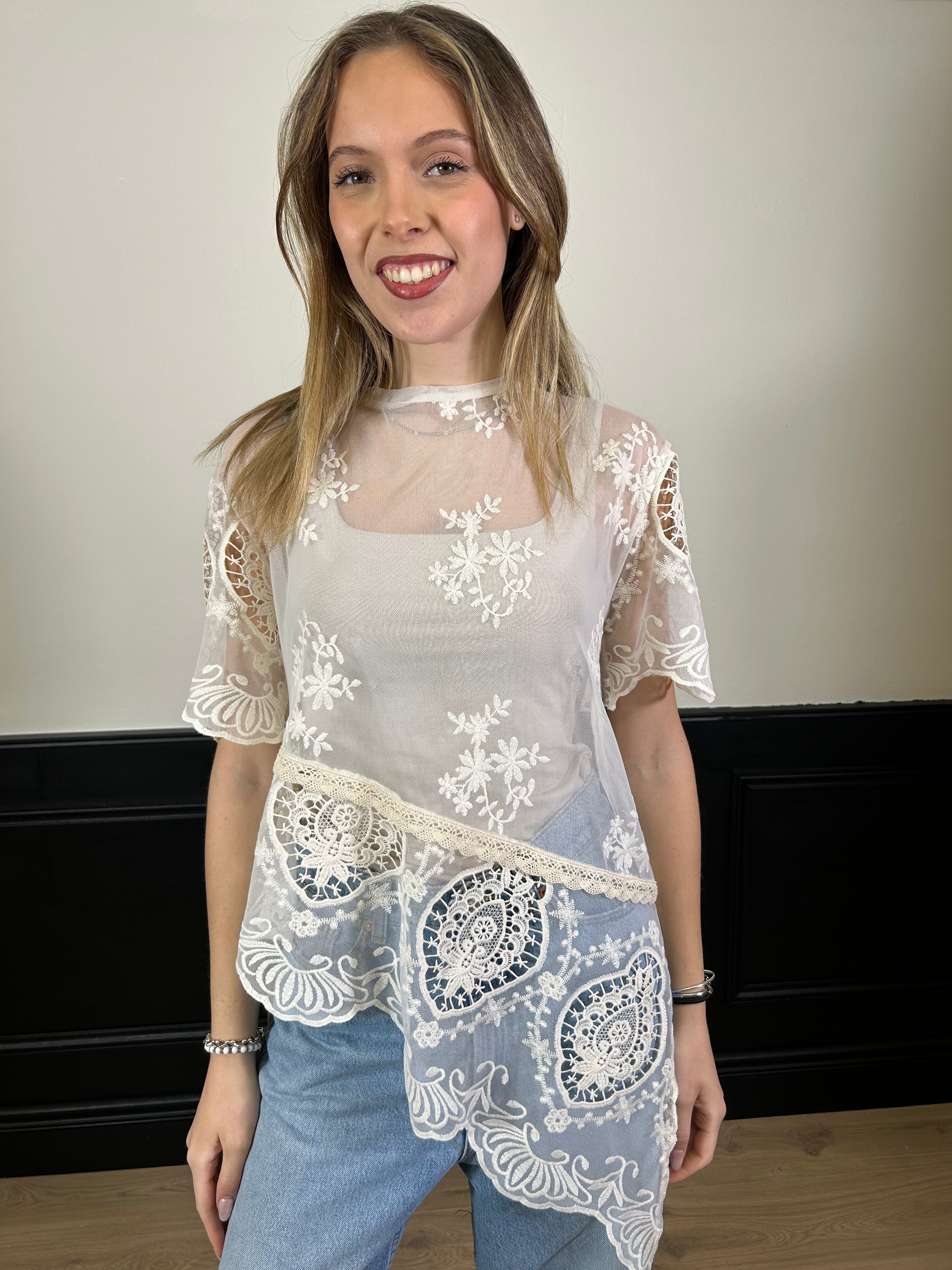 T-shirt in pizzo asimmetrica