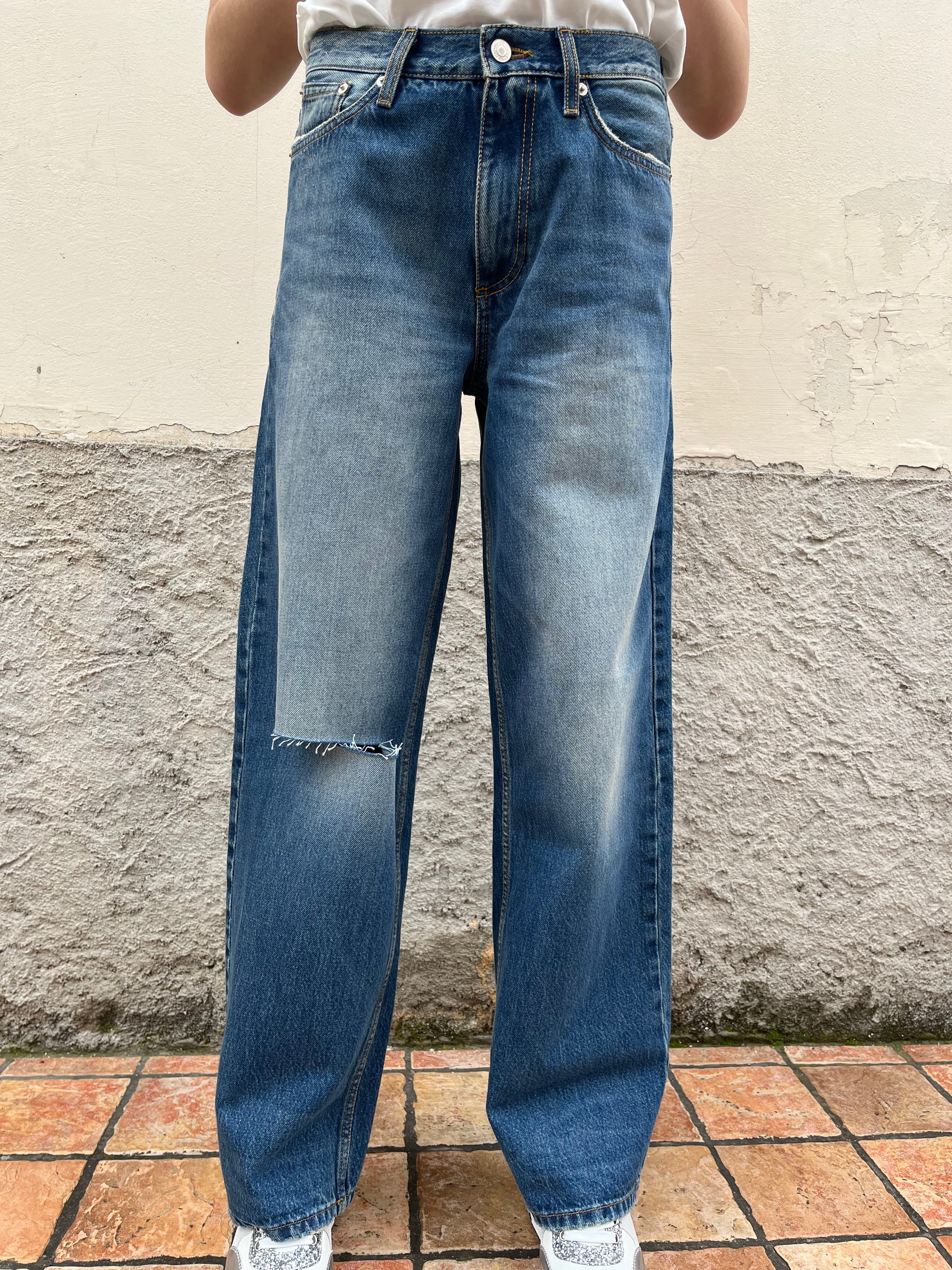 Jeans Xenobia con taglio