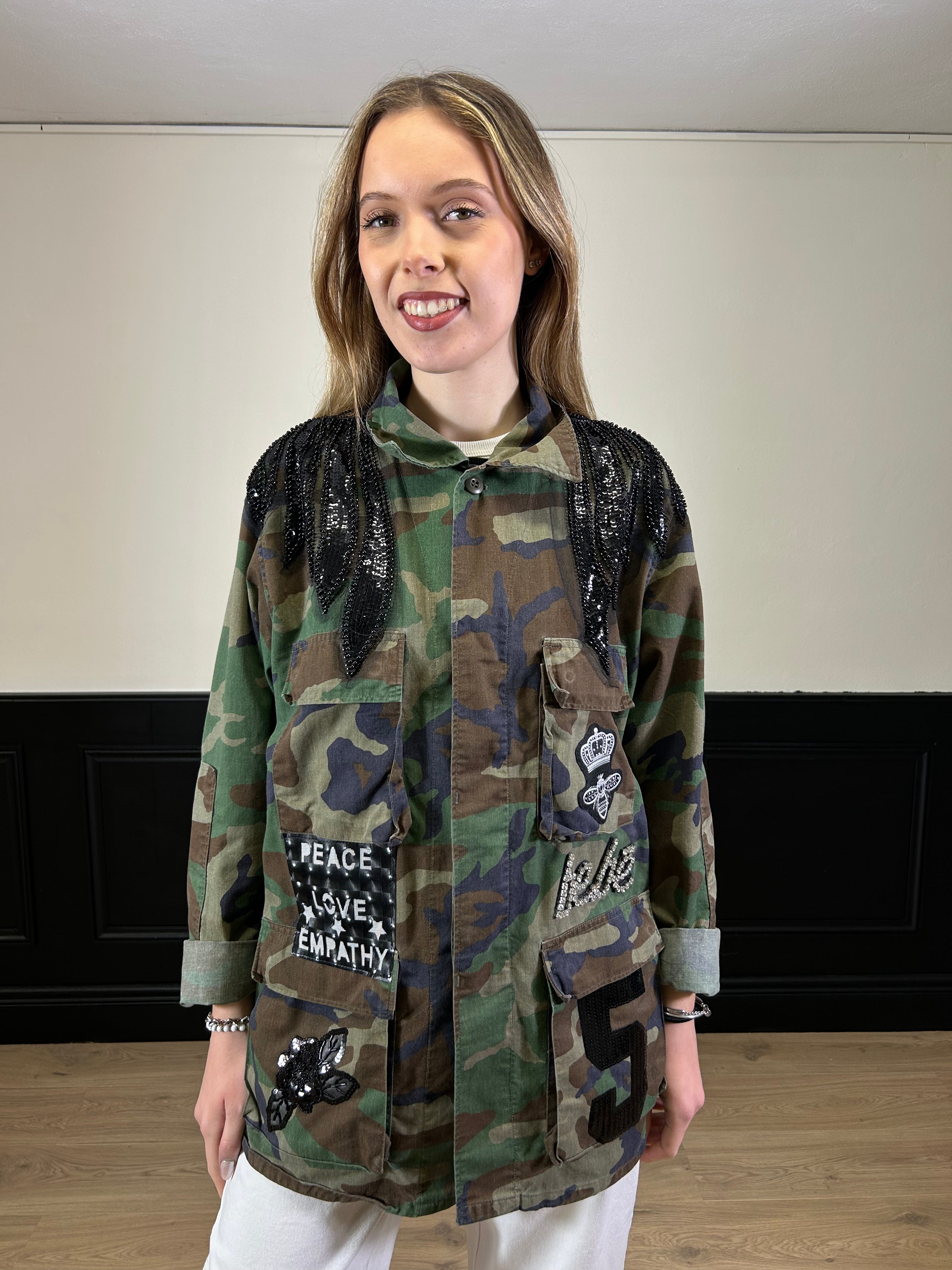 Sahariana mimetica con patch neri