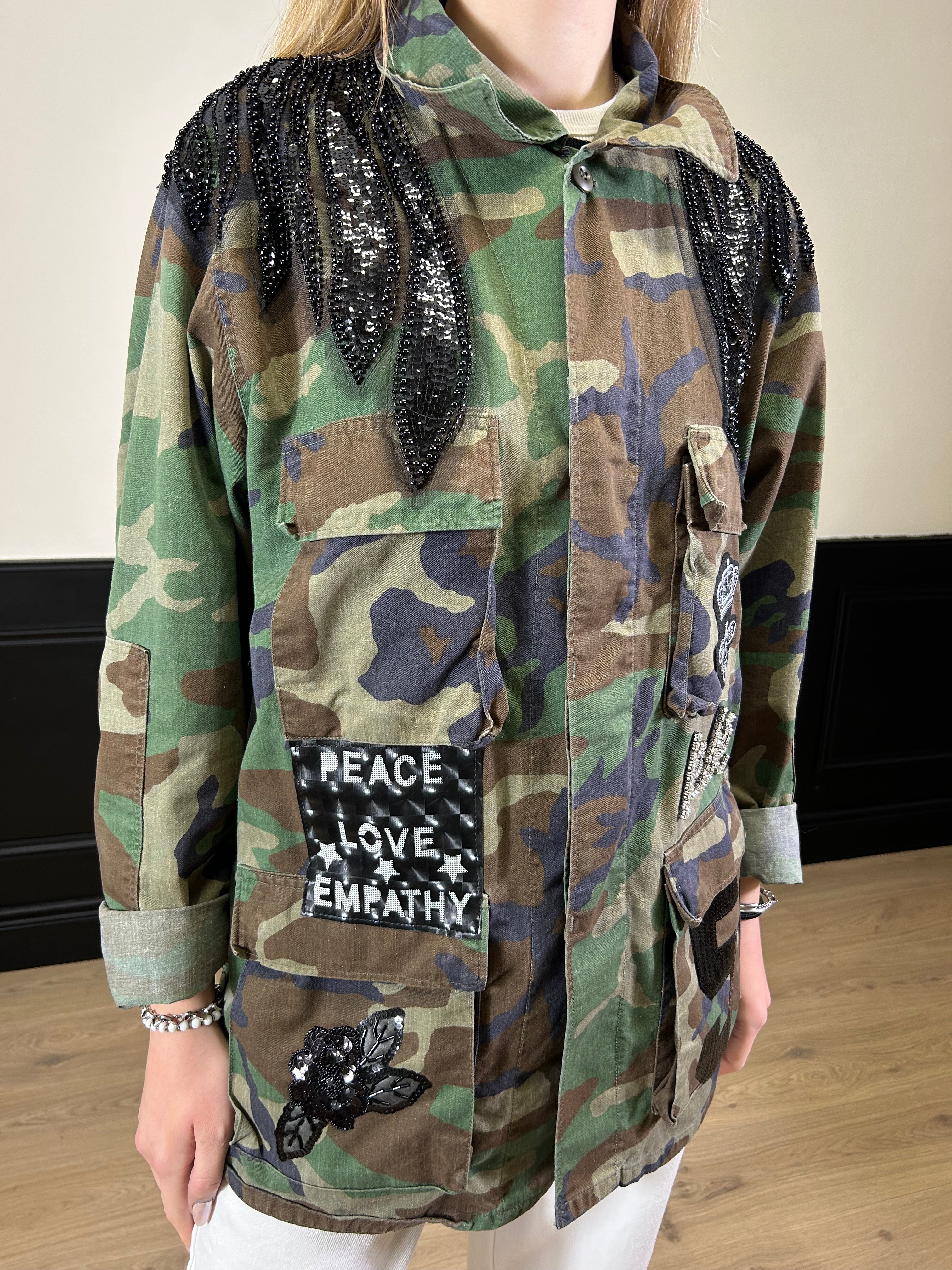 Sahariana mimetica con patch neri