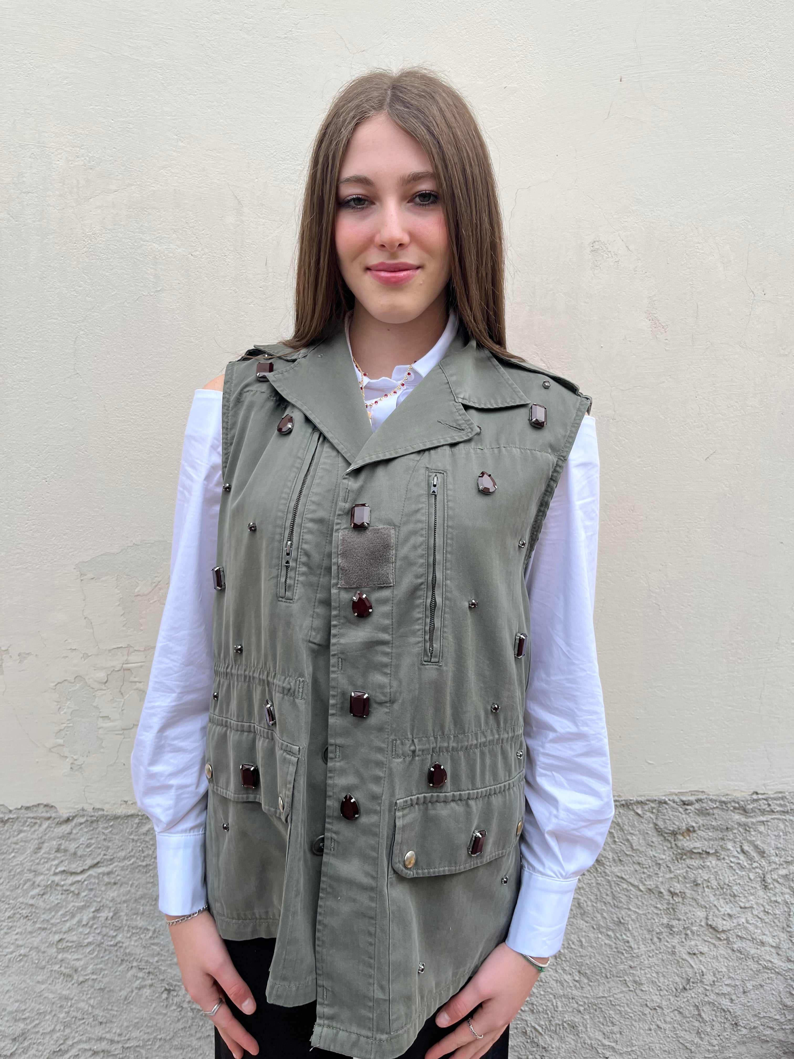 Gilet mimetico con applicazione castoni