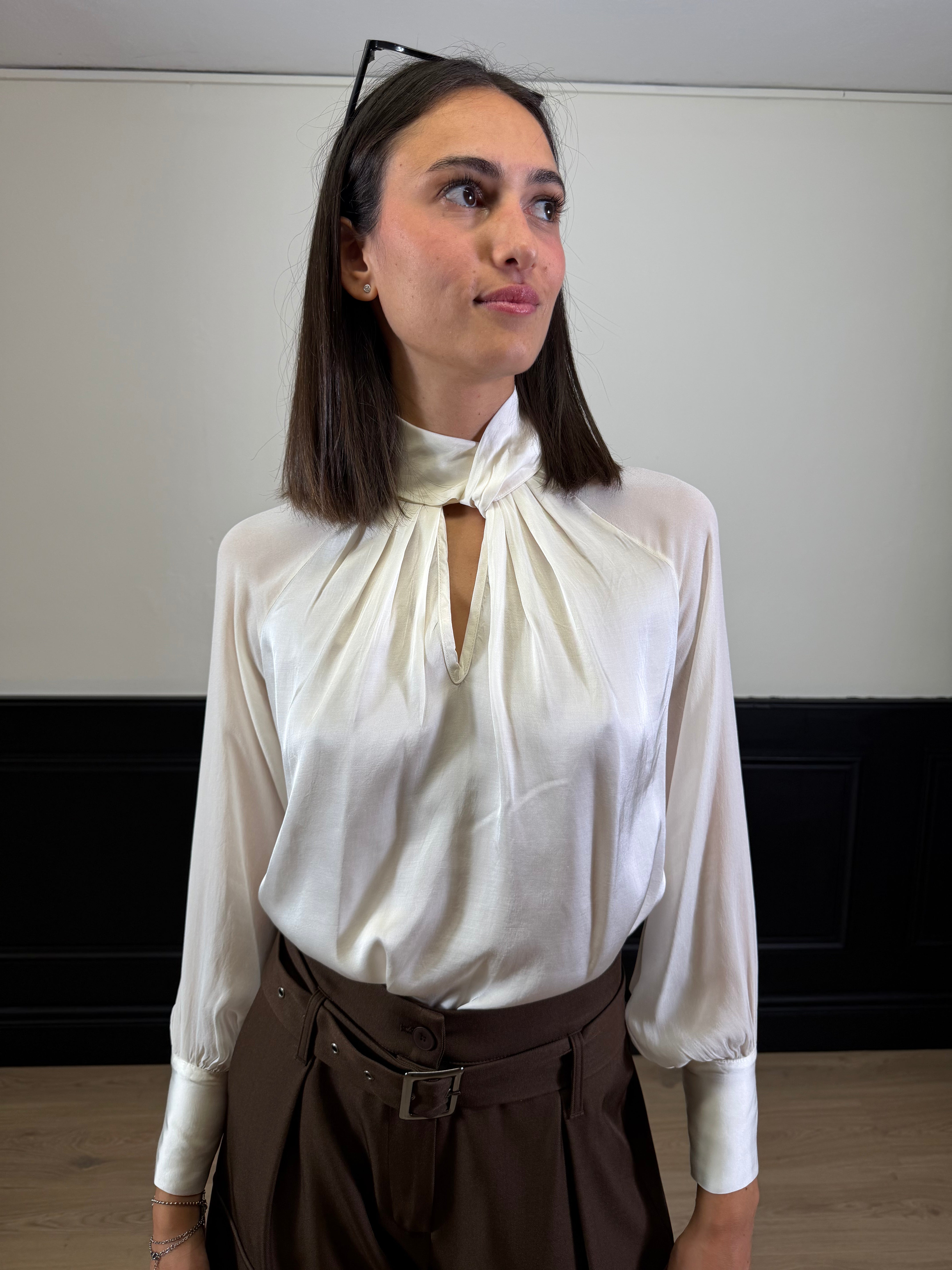 Blusa con nodo, pieghe e goccia