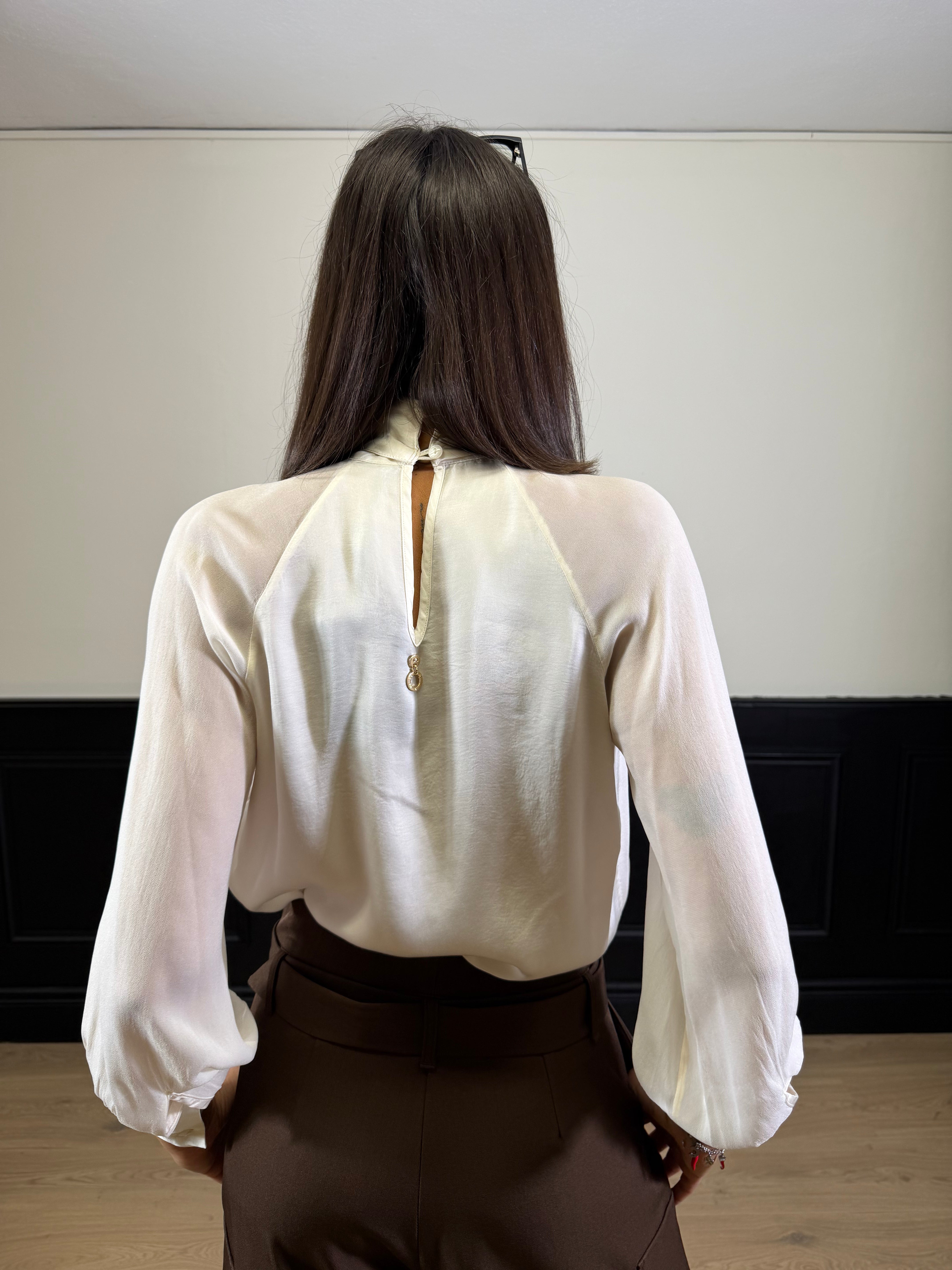 Blusa con nodo, pieghe e goccia