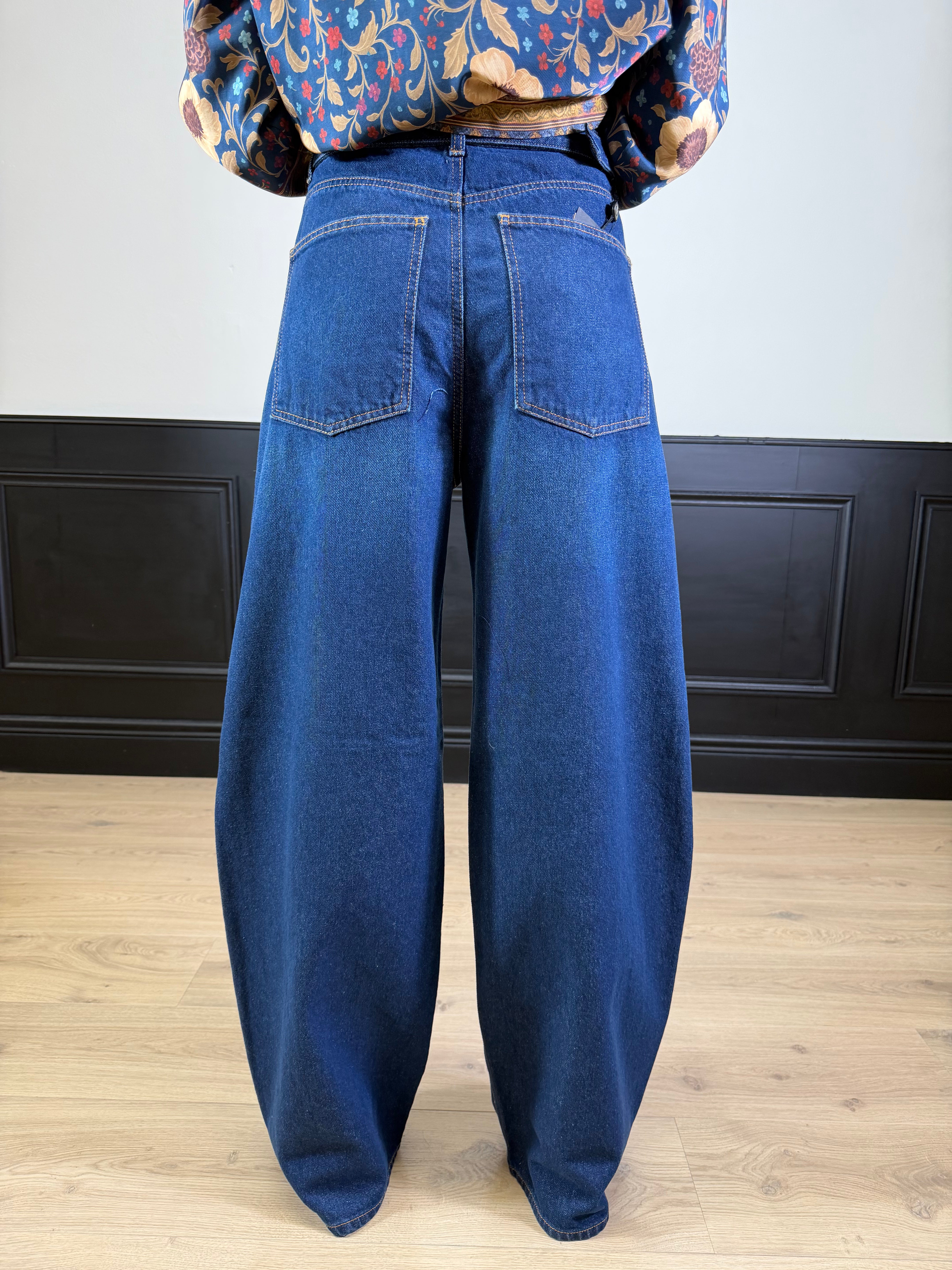 Jeans barrel con cintura