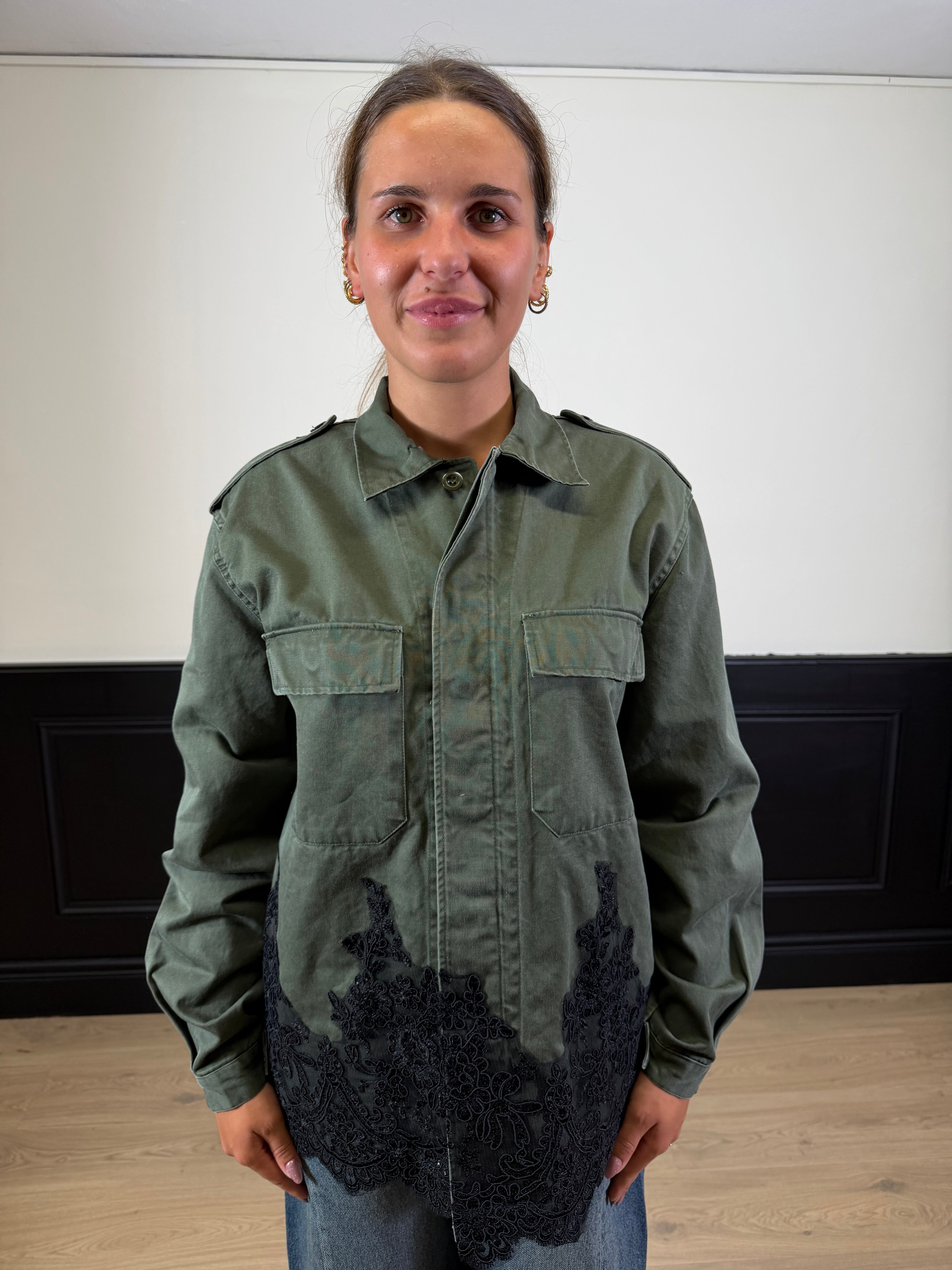 Sahariana verde militare con pizzo e strass