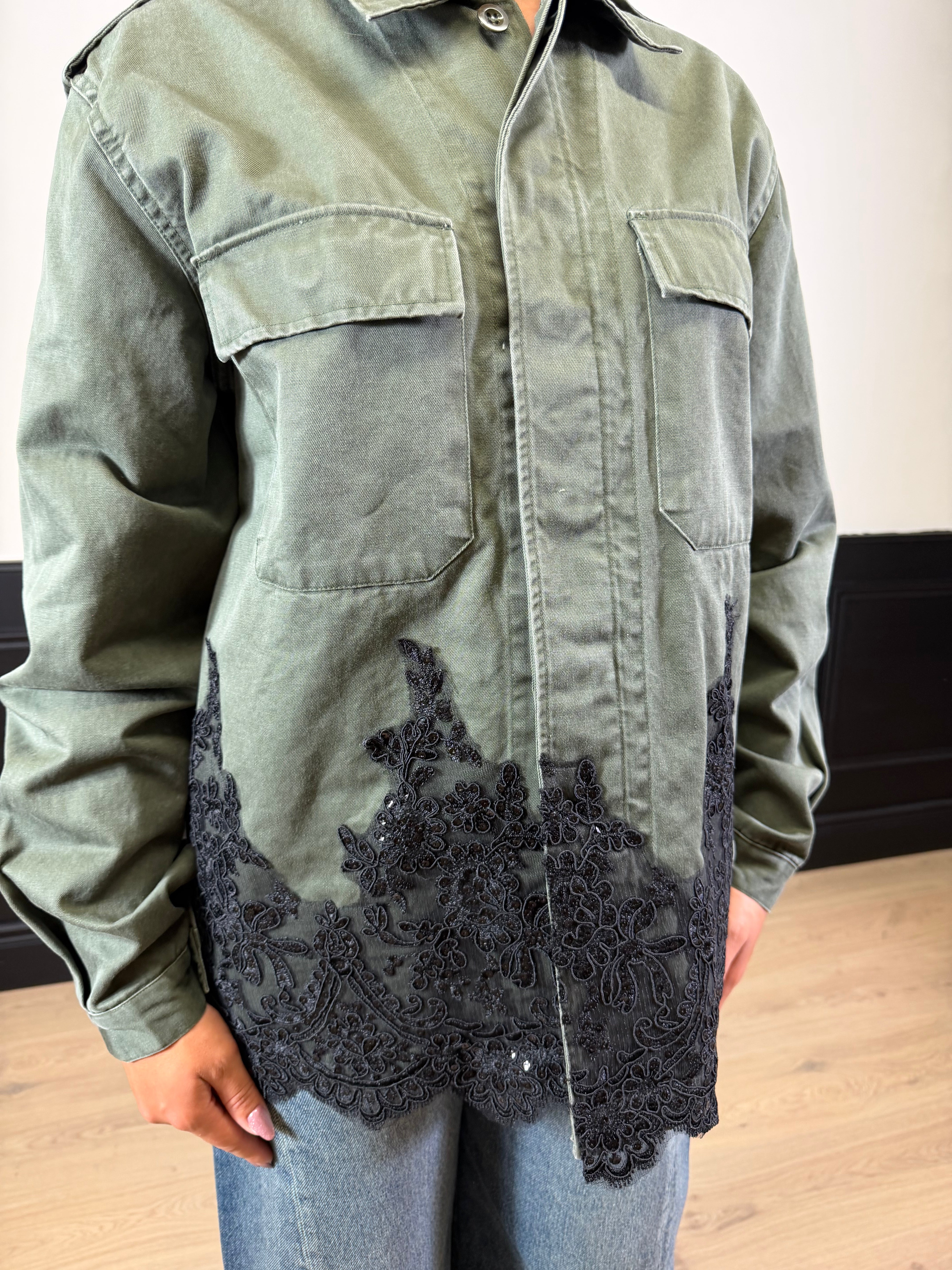 Sahariana verde militare con pizzo e strass
