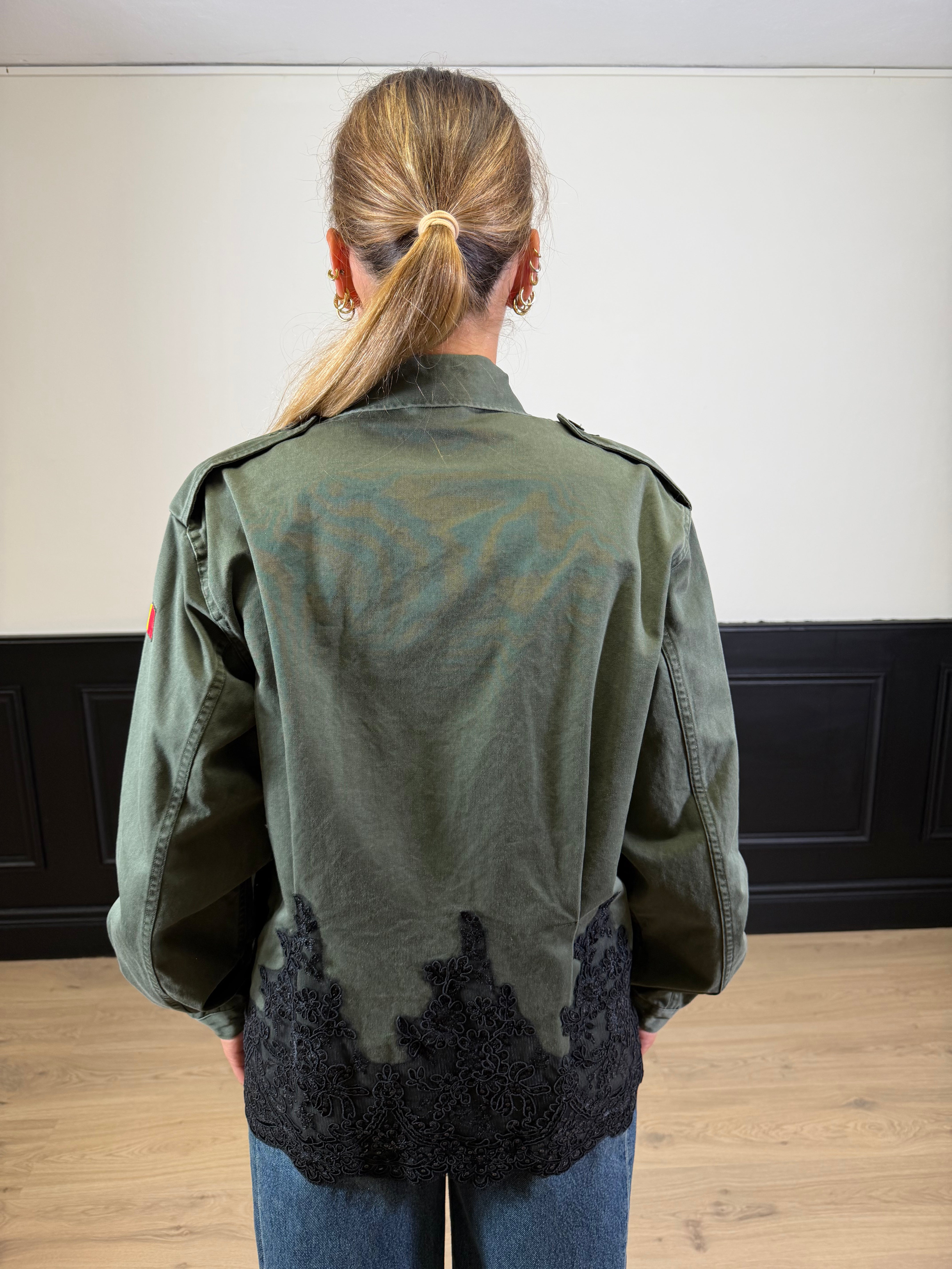 Sahariana verde militare con pizzo e strass
